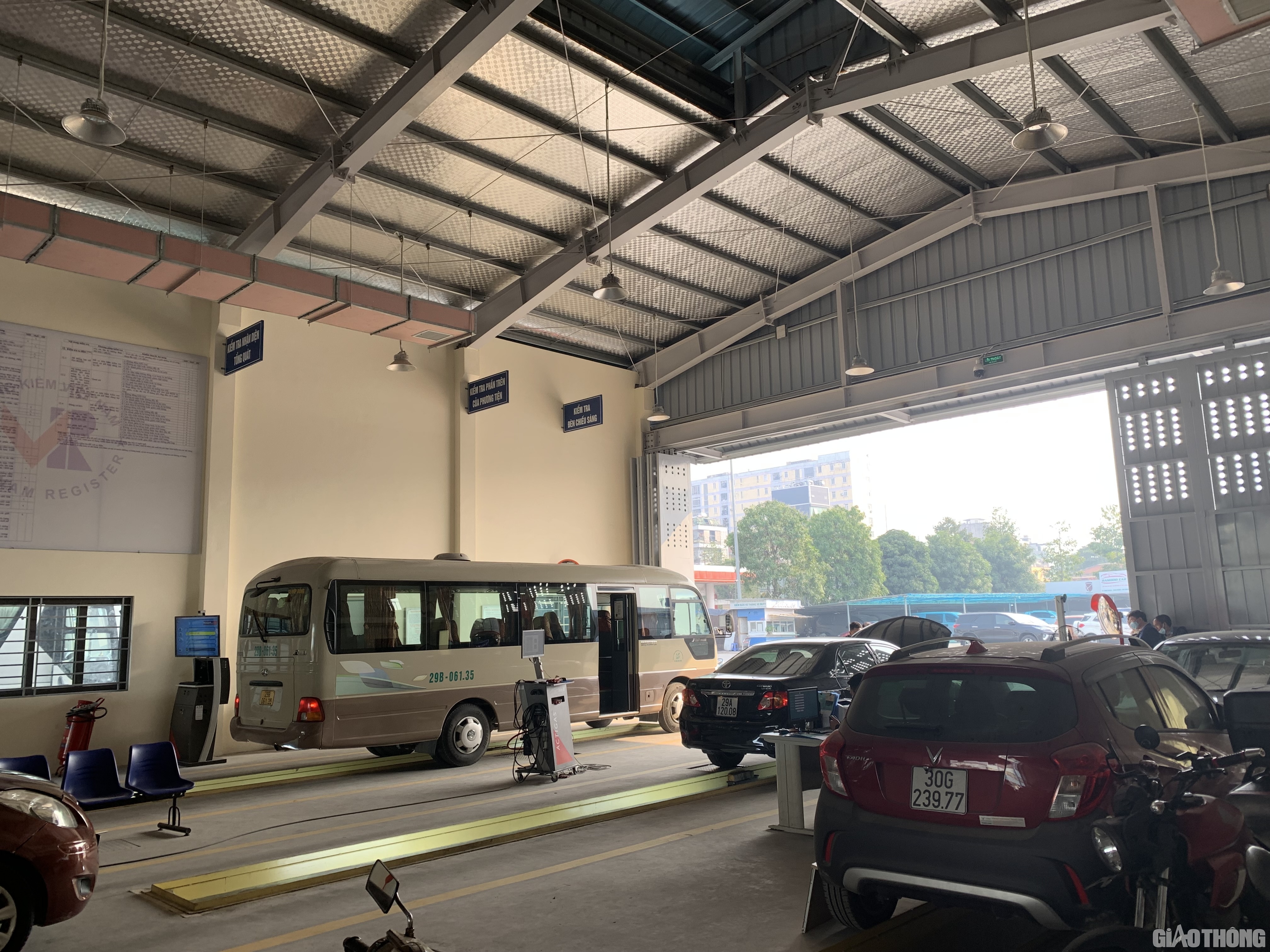 Dự kiến c&aacute;c trung t&acirc;m đăng kiểm sẽ c&ograve;n đ&ocirc;ng trong hết tuần n&agrave;y do nhiều phương tiện c&oacute; nhu cầu chưa kịp thực hiện kiểm định trước Tết