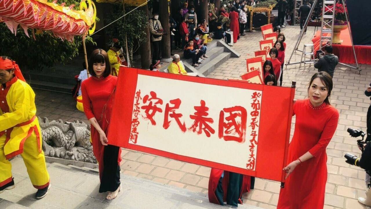 Lễ Khai bút thường gồm các nội dung: Lễ cáo yết, tế khai xuân, lễ rước bộ dâng văn sách, văn tế dâng hương, diễn văn khai bút, khai bút gồm 14 chữ Hán (Quốc thái dân an, Dân an thuận, Quốc hưng thịnh, Thế giới hòa bình), dâng chữ trình thầy…