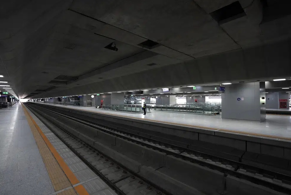 Theo &ocirc;ng Takun Indarachome - Gi&aacute;m đốc điều h&agrave;nh giao th&ocirc;ng thuộc C&ocirc;ng ty Đường sắt quốc gia Th&aacute;i Lan, chi ph&iacute; x&acirc;y dựng nh&agrave; ga mới, bao gồm nh&agrave; ga, đường ray xe lửa tr&ecirc;n cao v&agrave; nh&agrave; ga kết nối với hệ thống giao th&ocirc;ng c&ocirc;ng cộng của Bangkok, l&agrave; khoảng 1 tỷ USD.