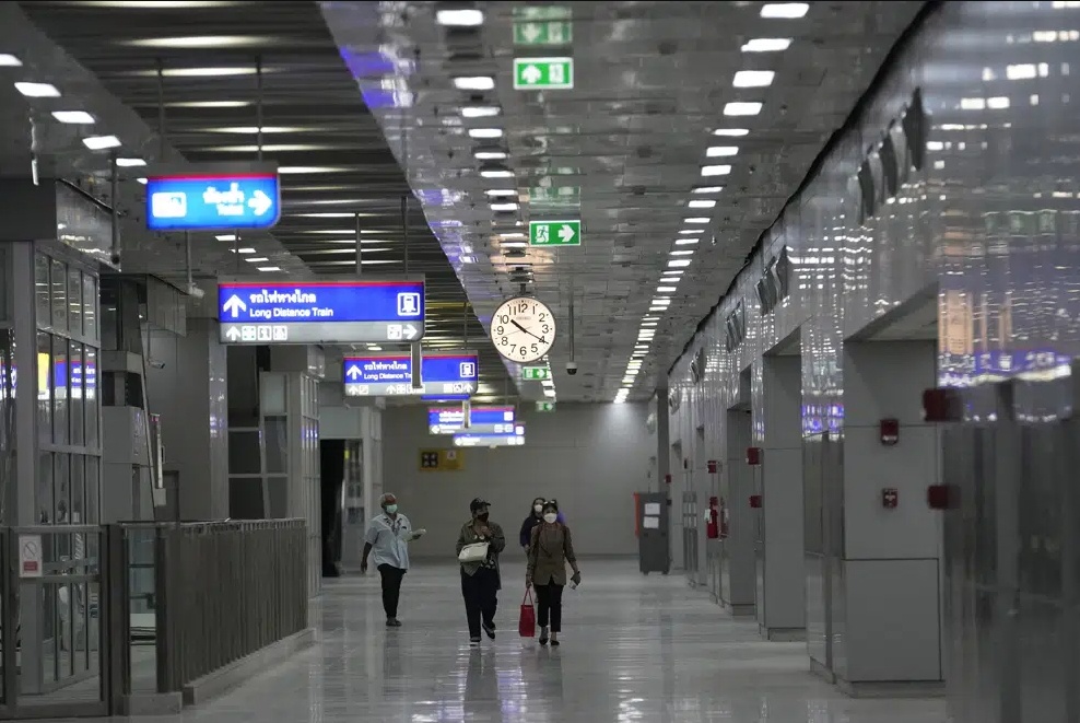 Hầu hết dịch vụ đường sắt đường d&agrave;i nội địa v&agrave; quốc tế của Th&aacute;i Lan sẽ phải đi qua nh&agrave; ga mới.
Chuyến t&agrave;u đầu ti&ecirc;n rời nh&agrave; ga n&agrave;y l&agrave; tới Sungai Kolok &ndash; bi&ecirc;n giới ph&iacute;a Nam của Th&aacute;i Lan v&agrave; Malaysia.