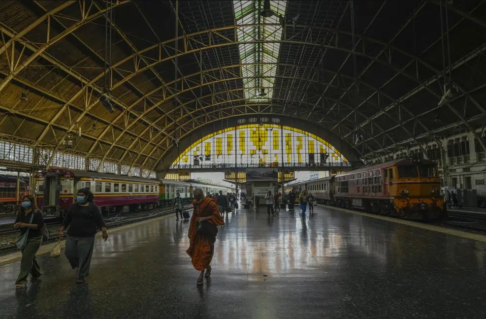 Hua Lamphong nằm b&ecirc;n r&igrave;a Phố Hoa tại Bangkok ở trung t&acirc;m thủ đ&ocirc; Bangkok. Với nhiều người d&acirc;n thủ đ&ocirc;, nh&agrave; ga n&agrave;y l&agrave; nơi đi lại, mưu sinh của biết bao thế hệ từ những lao động n&ocirc;ng th&ocirc;n l&ecirc;n th&agrave;nh thị kiếm việc l&agrave;m cho tới những kh&aacute;ch du lịch muốn tới ph&iacute;a nam để hưởng kh&ocirc;ng kh&iacute; &ecirc;m dịu tại c&aacute;c khu nghỉ dưỡng b&ecirc;n bờ biển. 
Hiện tại, chỉ c&ograve;n v&agrave;i tuyến đường qua nh&agrave; ga n&agrave;y c&ograve;n hoạt động, khoảng 62 t&agrave;u vẫn sử dụng nh&agrave; ga n&agrave;y/ng&agrave;y.