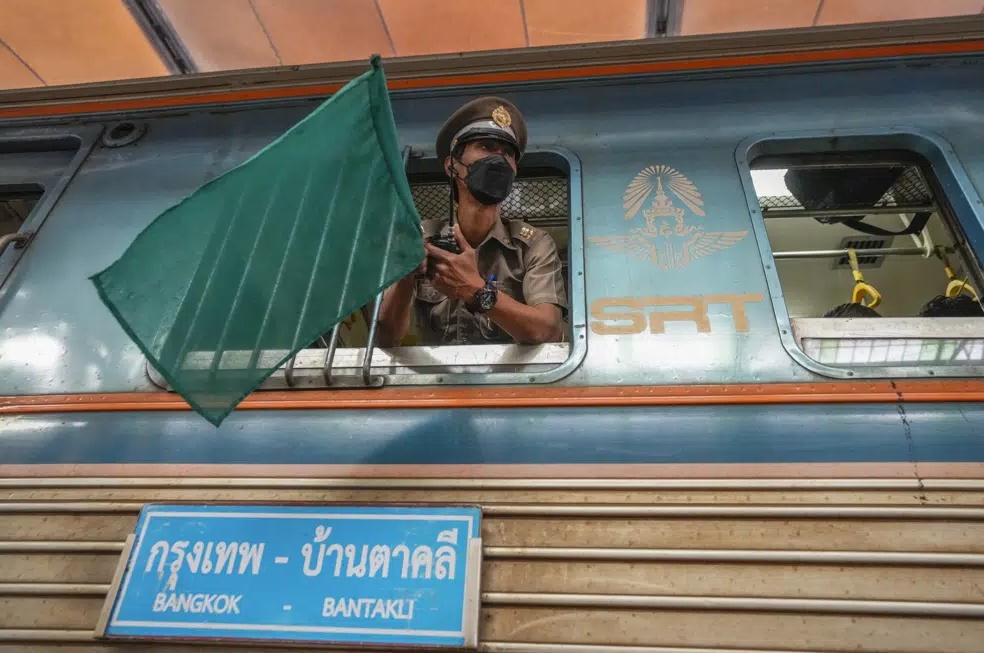 &Ocirc;ng Prathuang Ruengsamut, một h&agrave;nh kh&aacute;ch 68 tuổi, chia sẻ khi đang đợi t&agrave;u ở Hua Lamphong cho biết: &ldquo;T&ocirc;i kh&ocirc;ng muốn di chuyển tới nh&agrave; ga lớn. T&ocirc;i muốn duy tr&igrave; hoạt động ở đ&acirc;y hơn. Chỉ cần cải tạo nơi n&agrave;y một ch&uacute;t l&agrave; sẽ ổn th&ocirc;i.&rdquo;