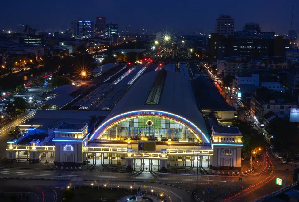 Tuy nhi&ecirc;n, với một số người d&acirc;n địa phương, sự xuất hiện của nh&agrave; ga si&ecirc;u to v&agrave; hiện đại n&agrave;y c&oacute; thể l&agrave; dấu chấm hết cho nh&agrave; ga cổ Hua Lamphong, được thiết kế theo lối kiến tr&uacute;c cũ của Italy, đ&atilde; đi v&agrave;o hoạt động từ năm 1916. Trong ảnh l&agrave; nh&agrave; ga Hua Lamphong nh&igrave;n từ tr&ecirc;n cao