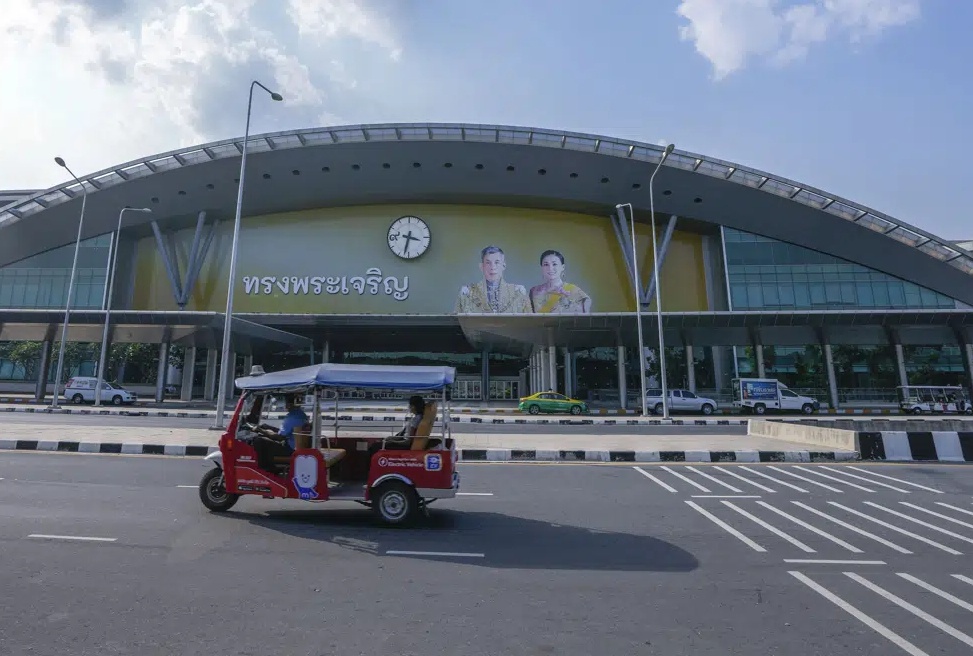 Nh&agrave; ga c&oacute; hai t&ecirc;n: một t&ecirc;n do nh&agrave; Vua đặt l&agrave; Krung Thep Aphiwat; c&ograve;n một t&ecirc;n r&uacute;t gọn  l&agrave; Bang Sue - được đặt theo t&ecirc;n khu vực thuộc Bangkok, nơi nh&agrave; ga tọa lạc. 
Ch&iacute;nh phủ Th&aacute;i Lan cho biết, cơ sở hạ tầng quy m&ocirc; lớn, hiện đại nằm ở trung t&acirc;m thủ đ&ocirc; Bangkok sẽ gi&uacute;p tăng cường vị thế của đất nước trở th&agrave;nh trung t&acirc;m khu vực v&agrave; th&uacute;c đẩy kinh tế.