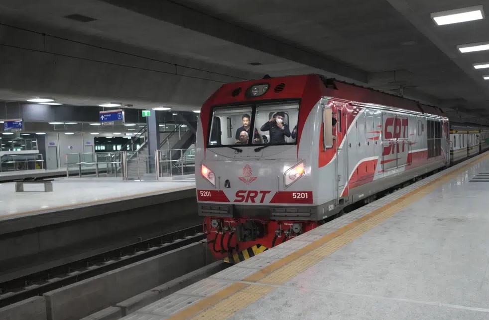 &ldquo;Nếu ch&iacute;nh quyền đ&oacute;ng cửa v&agrave; biến nơi đ&acirc;y th&agrave;nh bảo t&agrave;ng th&igrave; nh&agrave; ga sẽ trở th&agrave;nh v&ocirc; hồn. Để mọi người tiếp tục sử dụng th&igrave; tốt hơn nhiều&rdquo; &ndash; &ocirc;ng Thanong Thooptian, 61 tuổi, người thường xuy&ecirc;n đi t&agrave;u từ Hua Lamphong cho biết.