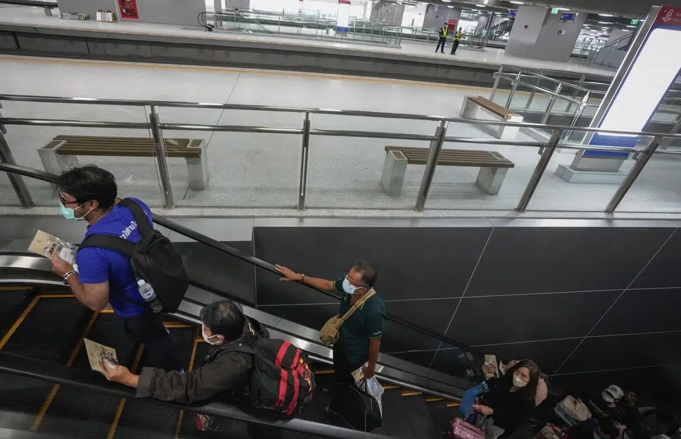 Nh&agrave; ga 4 tầng trải d&agrave;i tr&ecirc;n diện t&iacute;ch khoảng 3,2 triệu m2, nơi đ&acirc;y từng được sử dụng l&agrave;m khu vực để ti&ecirc;m ph&ograve;ng vaccine Covid-19 miễn ph&iacute;. 
Nh&agrave; ga c&oacute; 24 đường ray tại 12 s&acirc;n ga, cho ph&eacute;p nh&agrave; ga n&agrave;y c&oacute; thể xử l&yacute; tới 40 t&agrave;u c&ugrave;ng một l&uacute;c. V&agrave;o l&uacute;c đỉnh điểm, nơi đ&acirc;y c&oacute; thể đ&oacute;n 600.000 kh&aacute;ch/ng&agrave;y, gấp 10 lần c&ocirc;ng suất nh&agrave; ga cổ Hua Lamphong của Bangkok.