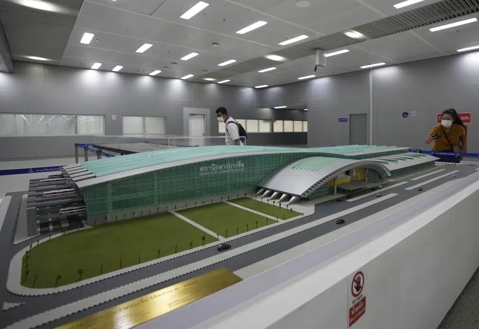 Tại đ&acirc;y c&ograve;n c&oacute; ph&ograve;ng kiểm so&aacute;t si&ecirc;u hiện đại, nhiều bảng/m&agrave;n h&igrave;nh kiểm so&aacute;t hoạt động v&agrave; đảm bảo mọi hoạt động diễn ra su&ocirc;n sẻ. H&igrave;nh ảnh từ hơn 120 camera an ninh sẽ được ph&acirc;n t&iacute;ch bằng c&ocirc;ng nghệ tr&iacute; tuệ nh&acirc;n tạo. Trong c&aacute;c khu vực c&ocirc;ng cộng, nh&agrave; ga n&agrave;y c&ograve;n được trang bị nhiều robot th&ocirc;ng minh để hỗ trợ h&agrave;nh kh&aacute;ch, xe lăn th&ocirc;ng minh để hỗ trợ kh&aacute;ch khuyết tật m&agrave; kh&ocirc;ng cần sự trợ gi&uacute;p của người kh&aacute;c.