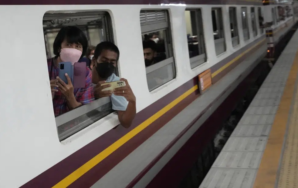 Trải nghiệm nh&agrave; ga trong dịp về nh&agrave; nghỉ lễ, &ocirc;ng Theerawat Peangda, một h&agrave;nh kh&aacute;ch cho biết: &ldquo;H&ocirc;m nay l&agrave; ng&agrave;y đầu ti&ecirc;n chuyển dịch vụ từ nh&agrave; ga cổ Hua Lamphong về đ&acirc;y, rất nhiều người vẫn chưa biết v&agrave; nh&agrave; ga c&ograve;n vắng. Theo quan s&aacute;t của t&ocirc;i nh&agrave; ga n&agrave;y rất đẹp v&agrave; tiện lợi&rdquo;.