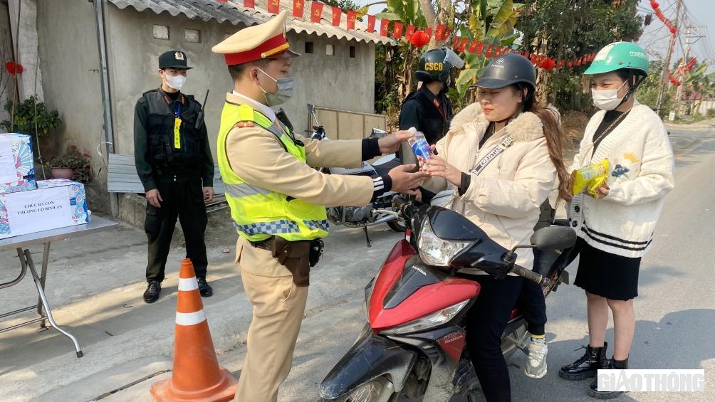 Hai chị em ch&aacute;u l&aacute;i xe qu&atilde;ng đường kh&aacute; xa từ Ph&uacute; Thọ l&ecirc;n đ&acirc;y, cũng kh&aacute; l&agrave; mệt mỏi. Tuy nhi&ecirc;n khi đi đến điểm hỗ trợ, gi&uacute;p đỡ người d&acirc;n về qu&ecirc; ăn Tết của lực lượng CSGT C&ocirc;ng an tỉnh Y&ecirc;n B&aacute;i được c&aacute;c anh hỏi han, gi&uacute;p đỡ  xăng xe, tặng b&aacute;nh, nước uống em cảm thấy rất vui v&agrave; mong muốn sẽ c&oacute; nhiều hoạt động thế n&agrave;y hơn nữa trong thời gian tiếp theo, để mọi người y&ecirc;n t&acirc;m v&agrave; đảm bảo an to&agrave;n tr&ecirc;n mọi tuyến đường di chuyển.