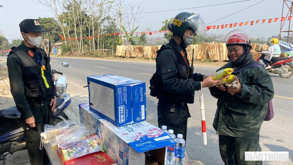 Trung t&aacute; Đinh Trọng Phong - Đội trưởng Đội CSGT đường thuỷ, Ph&ograve;ng CSGT C&ocirc;ng an tỉnh Y&ecirc;n B&aacute;i, cho biết: "Ri&ecirc;ng số lượng t&agrave;u chở kh&aacute;ch tr&ecirc;n hồ Th&aacute;c B&agrave; c&oacute; khoảng 40 phương tiện hoạt động ở 4 tuyến cố định tr&ecirc;n hồ Th&aacute;c B&agrave;, 5 bến đ&ograve; ngang s&ocirc;ng Hồng. Ngo&agrave;i ra, c&ograve;n c&oacute; h&agrave;ng ngh&igrave;n phương tiện thủy của c&aacute;c c&aacute; nh&acirc;n, người d&acirc;n d&ugrave;ng để di chuyển, đ&aacute;nh bắt t&ocirc;m, c&aacute; tr&ecirc;n c&aacute;c s&ocirc;ng, hồ chưa được đăng k&yacute;, đăng kiểm. B&ecirc;n cạnh đ&oacute;, lực lượng CSGT đường thủy cũng tuy&ecirc;n truyền, vận động người d&acirc;n khi tham gia giao th&ocirc;ng phải chấp h&agrave;nh nghi&ecirc;m c&aacute;c quy định về ATGT đường thủy nội địa trước trong v&agrave; sau Tết Nguy&ecirc;n đ&aacute;n&rdquo;.