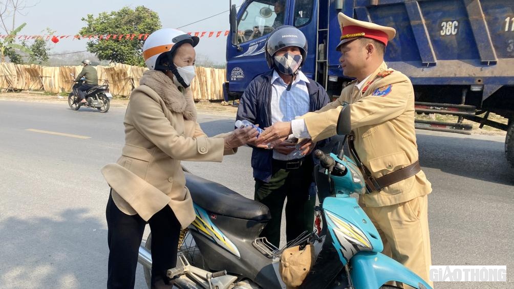 &Ocirc;ng Ho&agrave;ng Văn Tiến, th&ocirc;n Ng&ograve;i Tu, x&atilde; Vũ Linh, Y&ecirc;n B&igrave;nh (Y&ecirc;n B&aacute;i) cho biết: "Tết năm nay t&ocirc;i thấy t&igrave;nh h&igrave;nh TTATGT so với mọi năm l&agrave; đảm bảo nhất, kh&ocirc;ng c&oacute; t&igrave;nh trạng uống rượu l&aacute;i xe hay lạng l&aacute;ch đ&aacute;nh v&otilde;ng...tr&ecirc;n đường đi t&ocirc;i c&ugrave;ng mọi người c&ograve;n được lực lượng c&ocirc;ng an cấp ph&aacute;t miễn ph&iacute; nước v&agrave; b&aacute;nh ngọt, tuy&ecirc;n truyền nhắc nhở thực hiện c&aacute;c biện ph&aacute;p  đảm bảo an to&agrave;n tr&ecirc;n đường, bản th&acirc;n t&ocirc;i thấy rất ấm l&ograve;ng v&agrave; y&ecirc;n t&acirc;m".