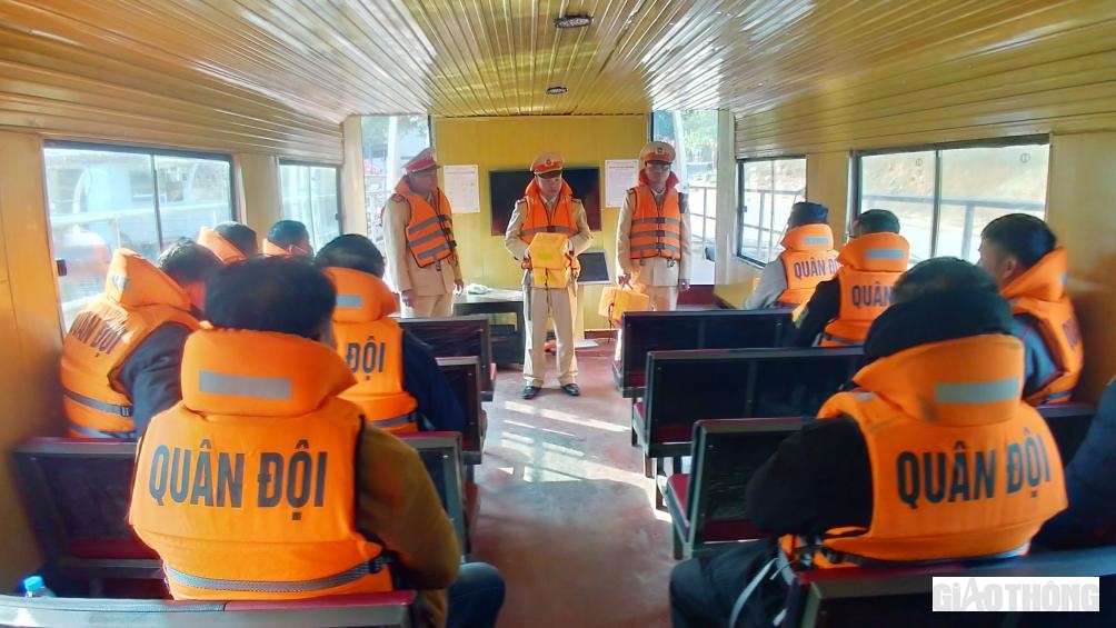 Tuy&ecirc;n truyền cho người d&acirc;n c&aacute;ch sử dụng &aacute;o phao v&agrave; dụng cụ nổi khi đi t&agrave;u kh&aacute;ch tr&ecirc;n hồ Th&aacute;c B&agrave; (Y&ecirc;n B&aacute;i).