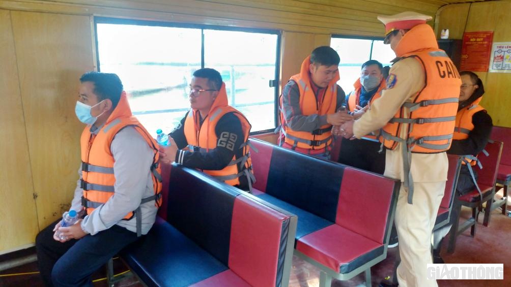 C&aacute;n bộ chiến sĩ CSGT ph&aacute;t nước hỗ trợ người d&acirc;n khi đi tham quan trải nghiệm du lịch hồ Th&aacute;c B&agrave; được đảm bảo ATGT.