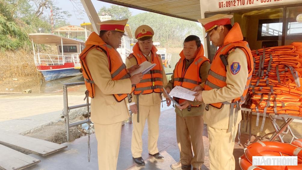Đội CSGT đường thủy, Ph&ograve;ng CSGT, C&ocirc;ng an tỉnh Y&ecirc;n B&aacute;i ki&ecirc;n quyết cho c&aacute;c phương tiện kh&ocirc;ng đảm bảo an to&agrave;n "nằm bến&rdquo;. Đồng thời đẩy mạnh tuần tra, kiểm so&aacute;t việc chấp h&agrave;nh quy định về mang mặc &aacute;o phao, trang bị phương tiện, thiết bị nổi, cứu sinh tr&ecirc;n c&aacute;c phương tiện chở kh&aacute;ch.