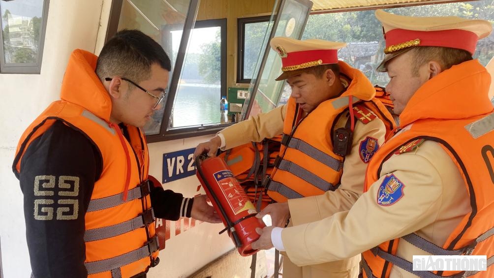 Thiết bị ph&ograve;ng ch&aacute;y chữa ch&aacute;y được c&aacute;n bộ chiến sĩ CSGT đường thủy kiểm tra kỹ lưỡng.