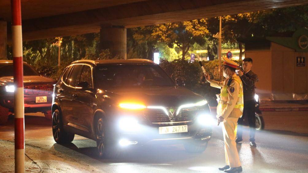 Đ&ecirc;m 30/1, tại khu vực Miếu Đầm, giao với Đại lộ Thăng Long (quận Nam Từ Li&ecirc;m, H&agrave; Nội), Tổ c&ocirc;ng t&aacute;c Đội CSGT số 6, C&ocirc;ng an TP H&agrave; Nội li&ecirc;n tiếp ph&aacute;t hiện nhiều trường hợp người điều khiển xe m&aacute;y, &ocirc; t&ocirc; vi phạm nồng độ cồn.