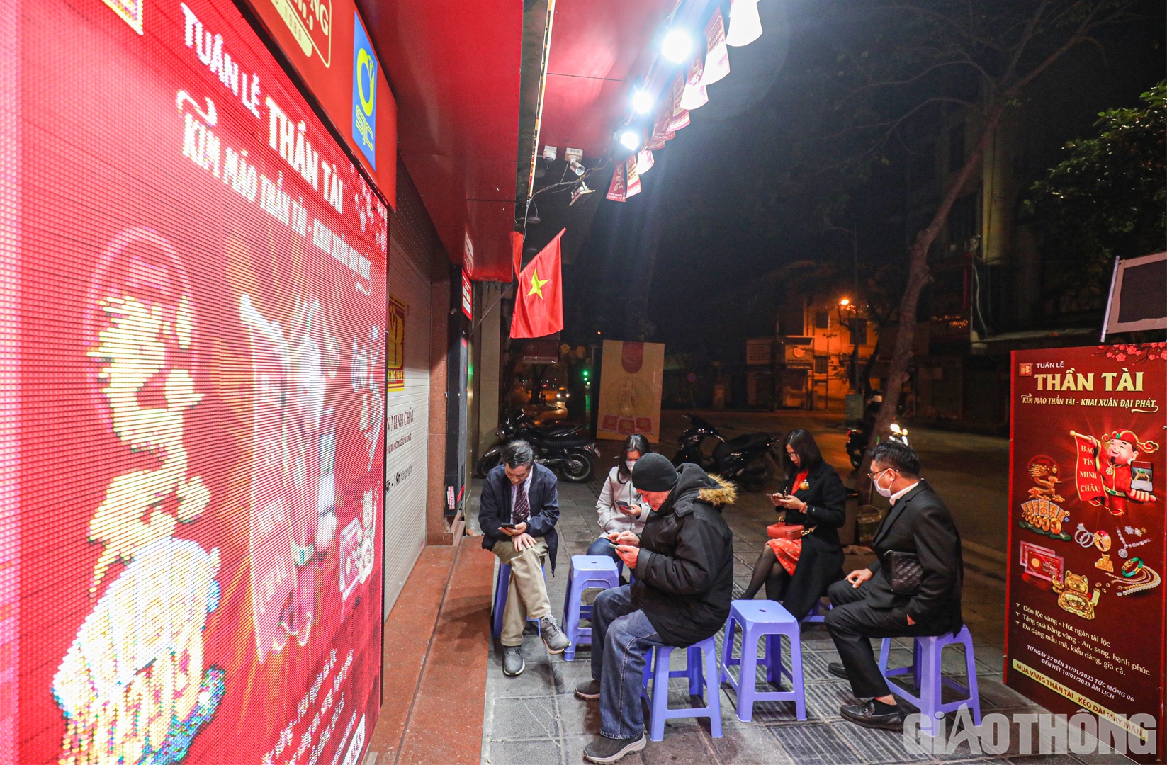 Theo ghi nhận của PV B&aacute;o Giao th&ocirc;ng, ngay từ s&aacute;ng sớm ng&agrave;y v&iacute;a Thần T&agrave;i (m&ugrave;ng 10 th&aacute;ng Gi&ecirc;ng), người d&acirc;n H&agrave; Nội đ&atilde; tới c&aacute;c cửa h&agrave;ng tr&ecirc;n phố Trần Nh&acirc;n T&ocirc;ng) chờ mua v&agrave;ng lấy may.