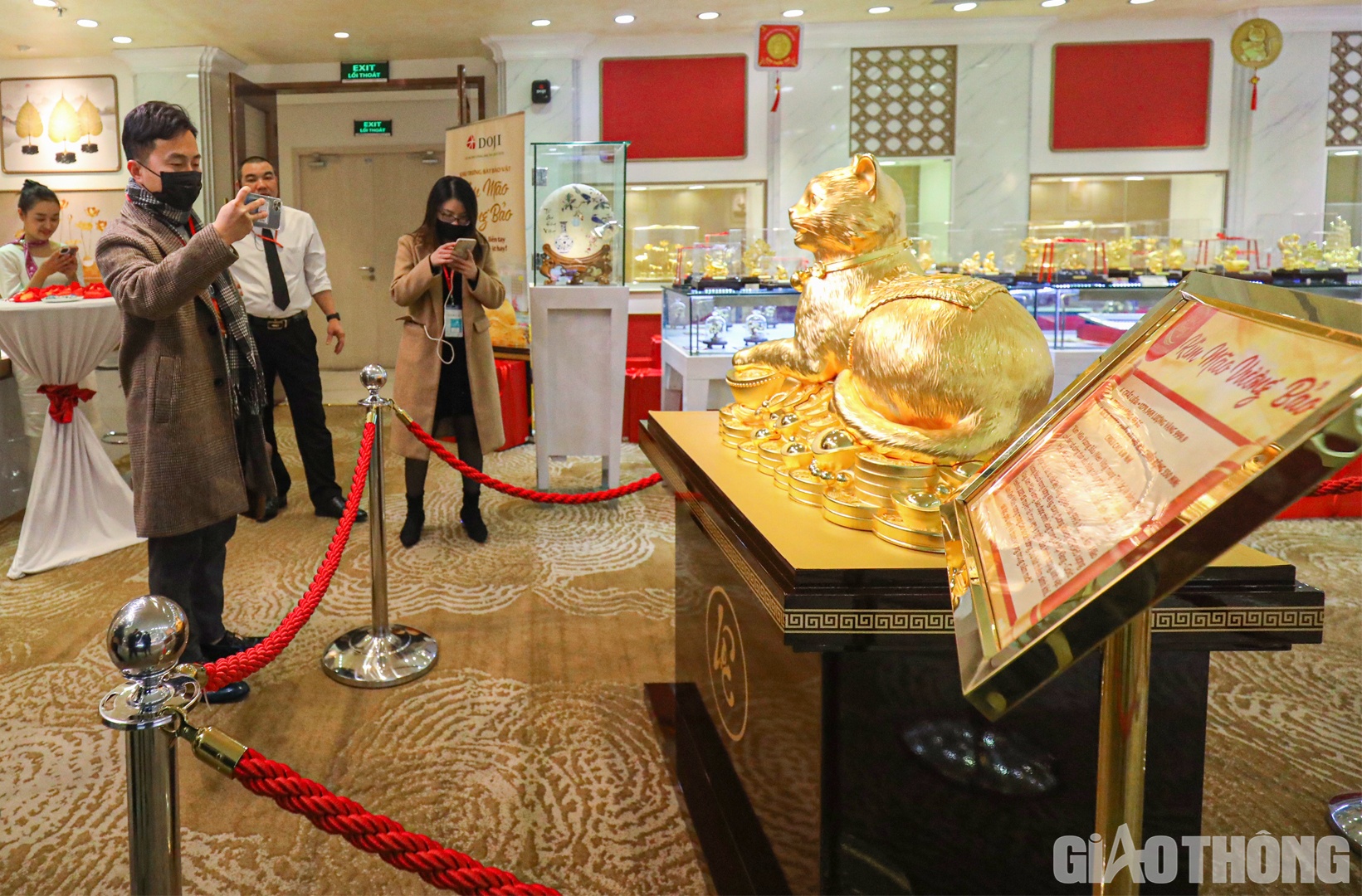 Theo đ&oacute;, t&aacute;c phẩm độc đ&aacute;o n&agrave;y đang được trưng b&agrave;y tại tầng 2 t&ograve;a nh&agrave; DOJI Tower (số 5 L&ecirc; Duẩn, H&agrave; Nội) v&agrave; thu h&uacute;t nhiều người tới chi&ecirc;m ngưỡng, chụp ảnh check in.