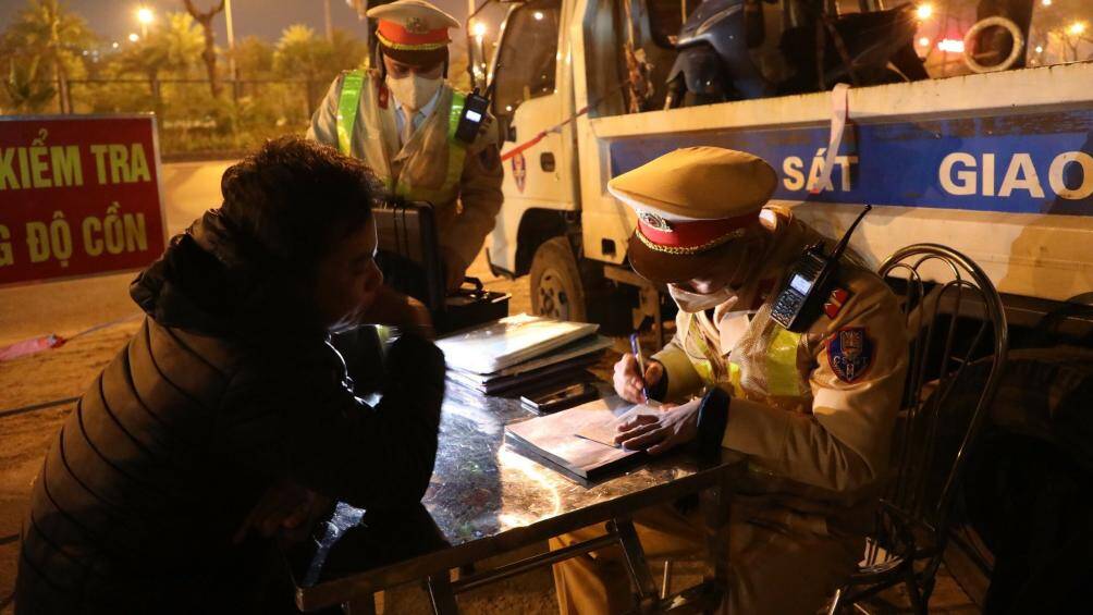 Đại diện Đội CSGT số 6 cho biết, trước trong v&agrave; sau Tết Qu&yacute; M&atilde;o, Đội thường xuy&ecirc;n tuần tra kiểm so&aacute;t, xử l&yacute; nghi&ecirc;m vi phạm nồng độ cồn với tinh thần kh&ocirc;ng du di, cả nể, kh&ocirc;ng xin xỏ bỏ qua vi phạm.