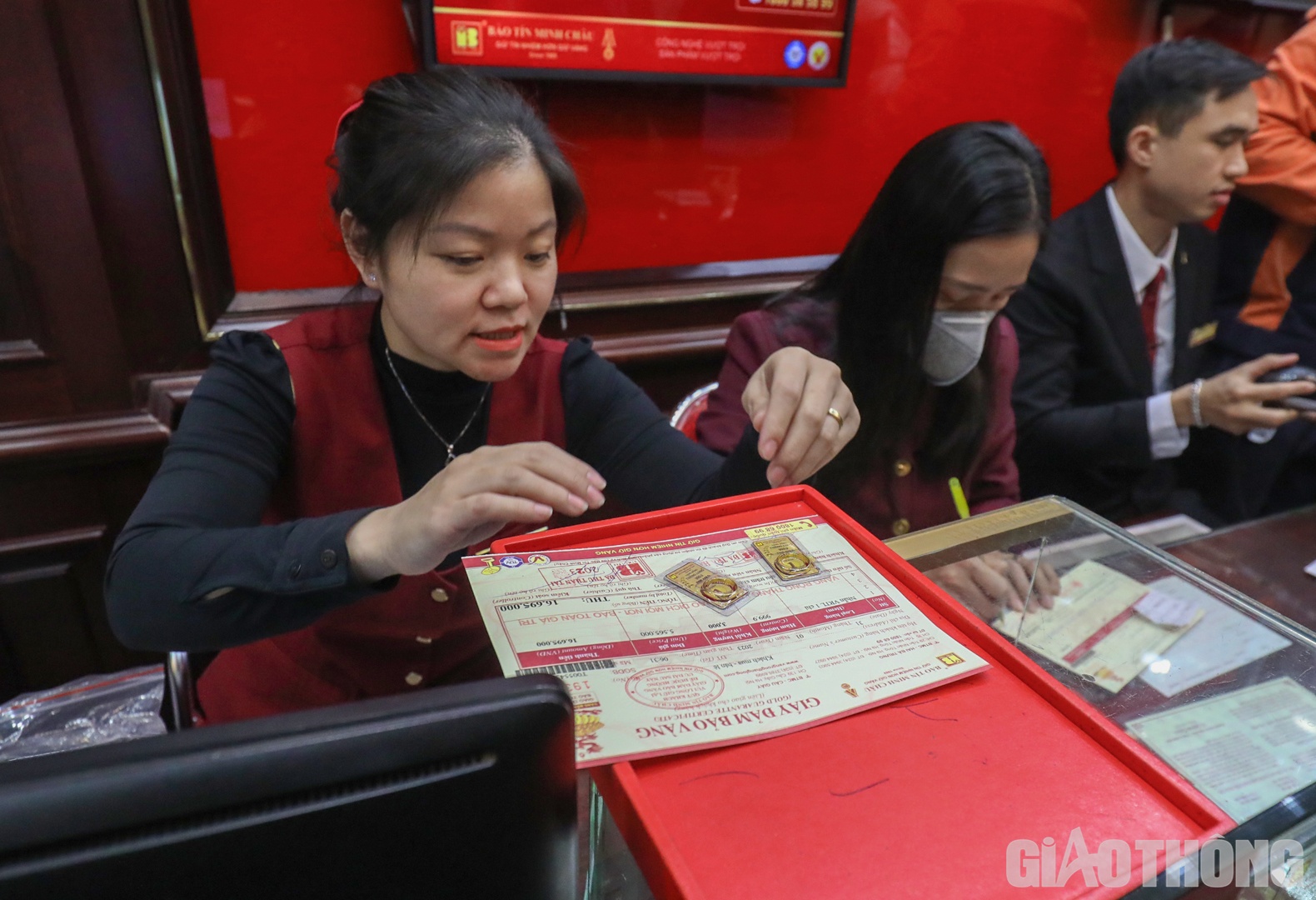 Thời điểm 6h35' s&aacute;ng, gi&aacute; nhẫn tr&ograve;n Rồng v&agrave;ng Thăng Long của Bảo T&iacute;n Minh Ch&acirc;u được ni&ecirc;m yết ở mức 54,25 triệu đồng/lượng chiều mua v&agrave;o v&agrave; 55,65 triệu đồng/lượng chiều b&aacute;n ra.