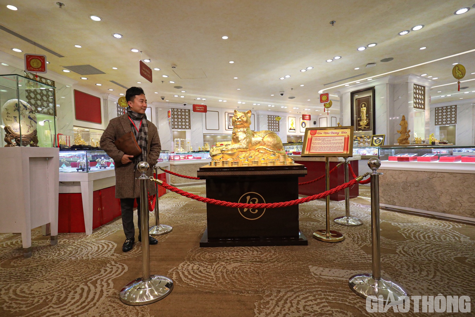 Nh&acirc;n ng&agrave;y v&iacute;a Thần T&agrave;i (m&ugrave;ng 10 th&aacute;ng Gi&ecirc;ng), Tập đo&agrave;n v&agrave;ng bạc đ&aacute; qu&yacute; DOJI đ&atilde; trưng b&agrave;y t&aacute;c phẩm "Kim M&atilde;o Vương Bảo" được chế t&aacute;c từ gần 1.280 lượng v&agrave;ng.