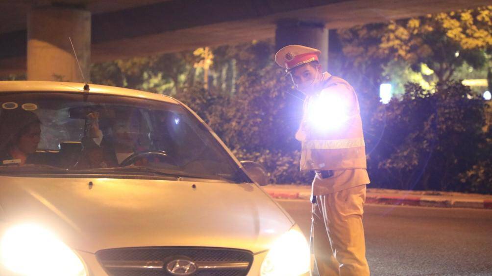 "Đa số người vi phạm đ&atilde; &yacute; thức được việc chấp h&agrave;nh. Tuy nhi&ecirc;n, cũng c&oacute; những trường hợp kh&ocirc;ng chấp h&agrave;nh thổi nồng độ cồn, tự &yacute; bỏ đi g&acirc;y kh&oacute; khăn cho lực lượng CSGT. Nhưng tr&ecirc;n tinh thần ki&ecirc;n quyết xử l&yacute; h&agrave;nh vi sử dụng rượu bia khi tham gia giao th&ocirc;ng, Đội CSGT số 6 đ&atilde; triển khai biện ph&aacute;p ghi nhận lại bằng video, mời người l&agrave;m chứng lập bi&ecirc;n bản v&agrave; xử phạt", một c&aacute;n bộ Đội CSGT số 6 cho hay.