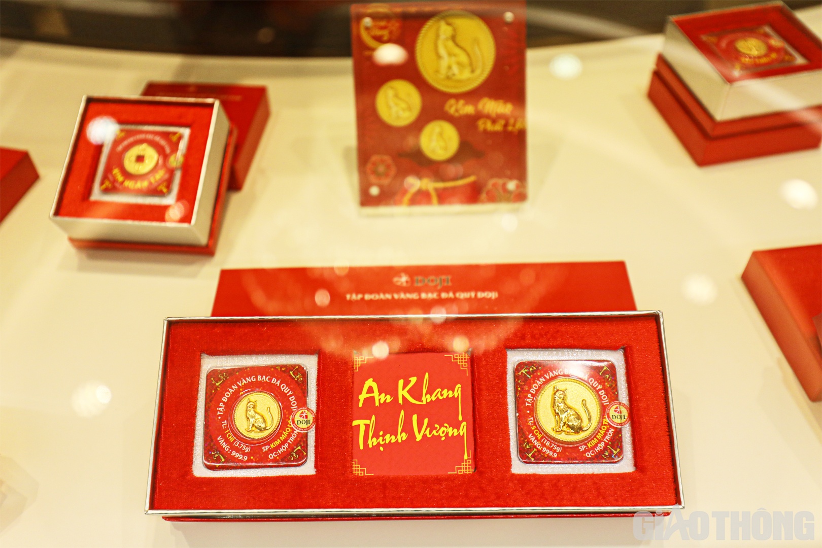 Sản phẩm v&agrave;ng &eacute;p vỉ kim m&atilde;o được nhiều kh&aacute;ch h&agrave;ng t&igrave;m mua.