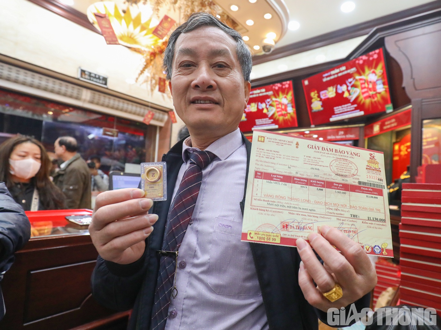 Sau hơn 3 tiếng chờ đợi, &ocirc;ng B&igrave;nh đ&atilde; cầm tr&ecirc;n tay 2 chỉ v&agrave;ng đầu ti&ecirc;n của cửa h&agrave;ng trong ng&agrave;y v&iacute;a Thần T&agrave;i.