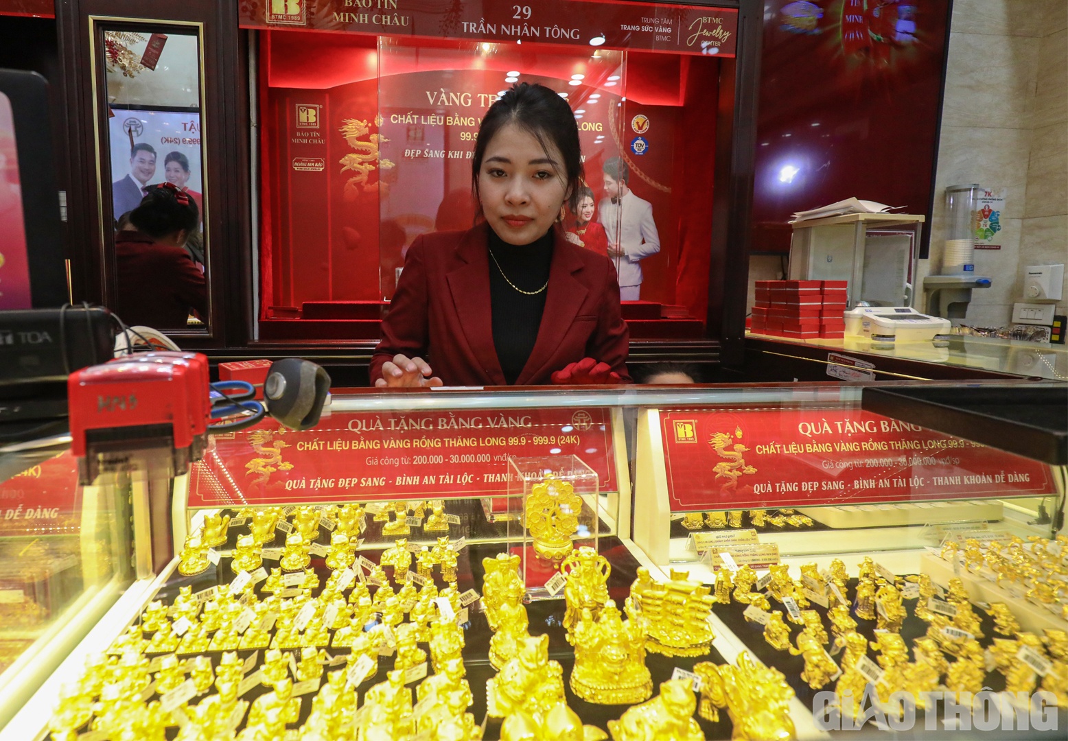 Ngo&agrave;i nhẫn tr&ograve;n trơn, thương hiệu Bảo T&iacute;n Minh Ch&acirc;u cũng đưa ra c&aacute;c sản phẩm như: v&agrave;ng Thần t&agrave;i, tượng v&agrave;ng ph&uacute;c lộc thọ, tượng phật b&agrave; quan &acirc;m, tượng phật di lặc, tượng m&egrave;o thần t&agrave;i chi&ecirc;u t&agrave;i h&uacute;t lộc...