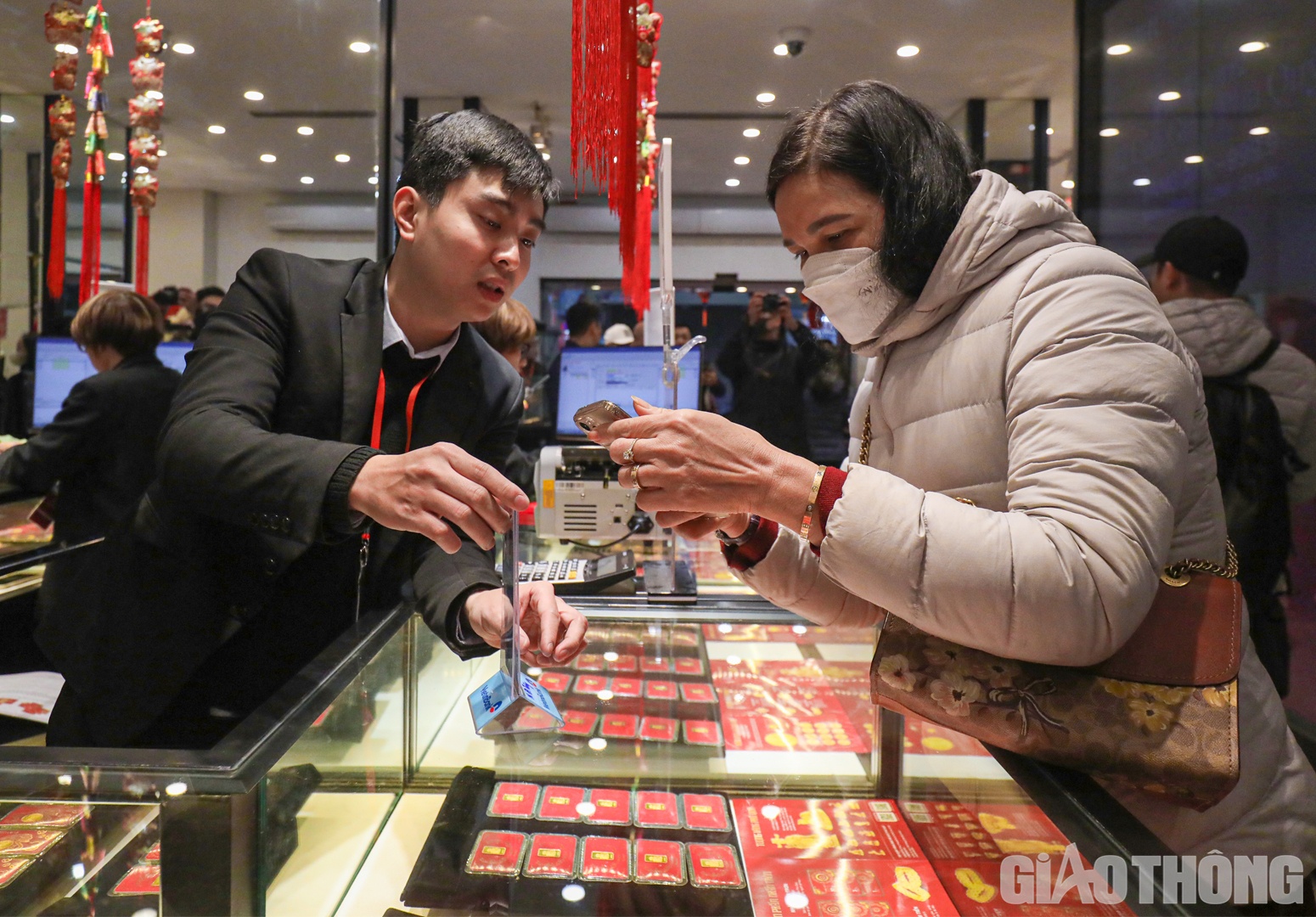 C&aacute;ch đ&oacute; kh&ocirc;ng xa, tiệm v&agrave;ng Ph&uacute; Qu&yacute; cũng bắt đầu đ&oacute;n kh&aacute;ch.