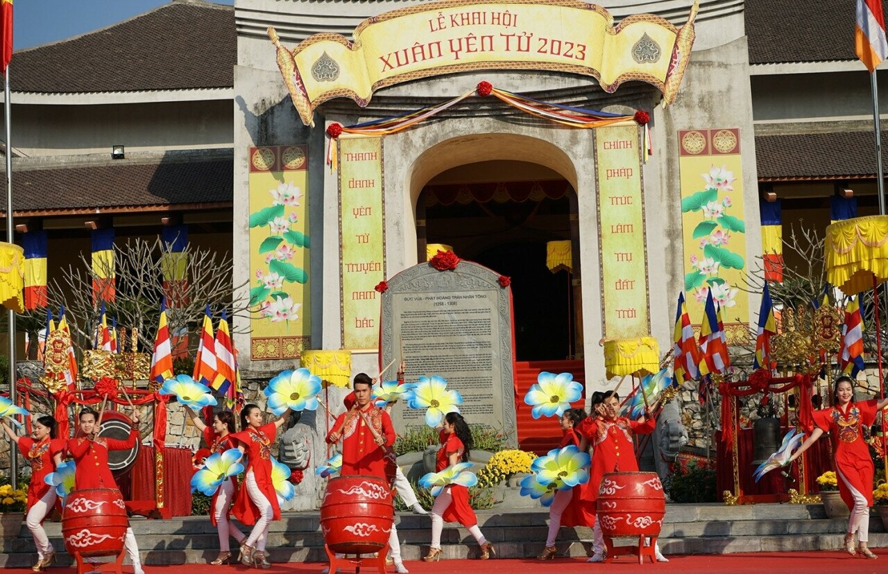 Tiết trời thuận lợi, nắng nh&egrave; nhẹ quyện c&ugrave;ng với những tiếng chu&ocirc;ng ng&acirc;n vang khắp n&uacute;i rừng Y&ecirc;n Tử linh thi&ecirc;ng khiến l&ograve;ng người h&agrave;nh hương thấy phơi phới niềm tin v&agrave;o một năm mới y&ecirc;n b&igrave;nh, hạnh ph&uacute;c v&agrave; ph&aacute;t triển.