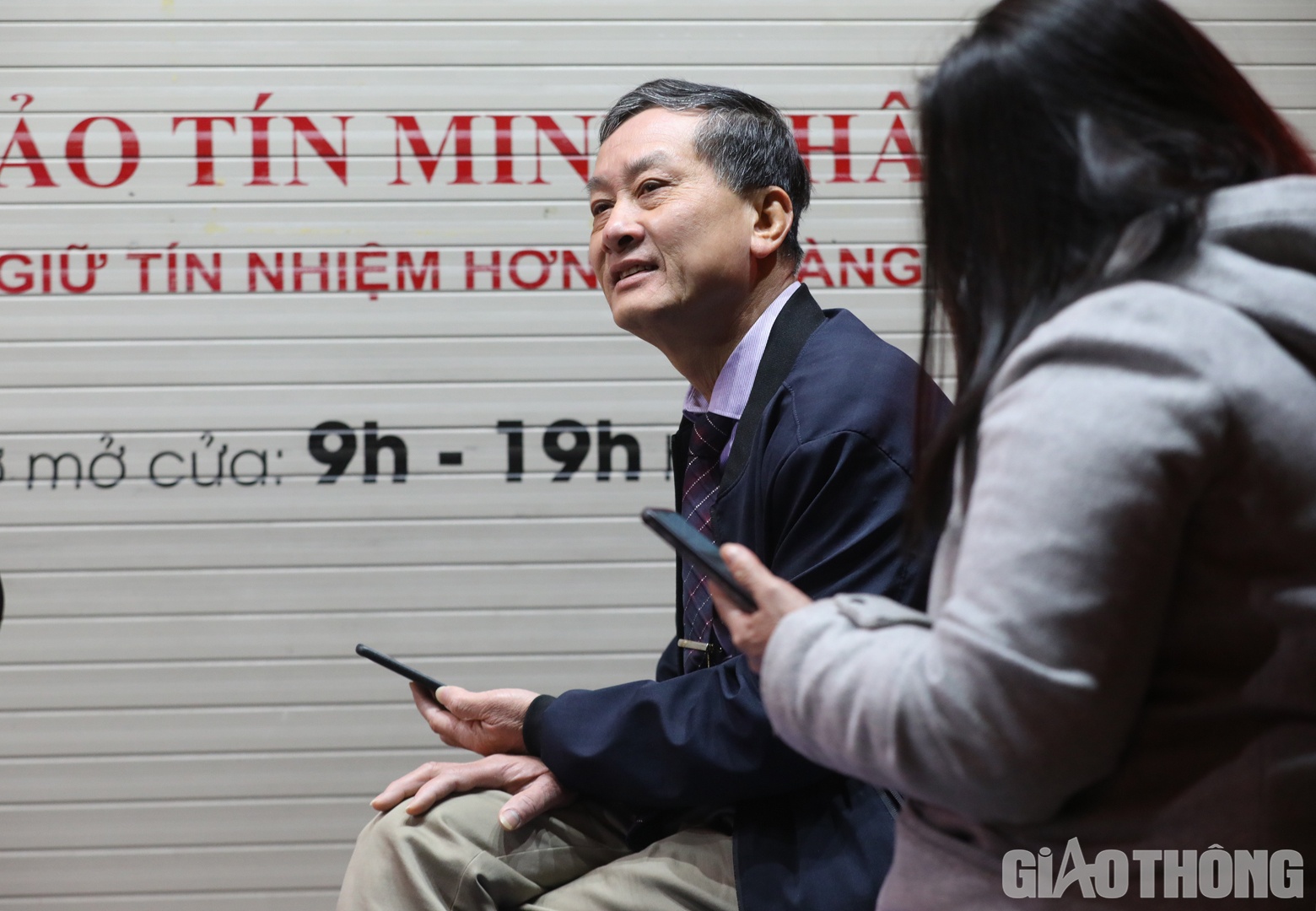 "T&ocirc;i tới đ&acirc;y từ hơn 3 giờ s&aacute;ng. D&ugrave; trời r&eacute;t nhưng động lực mua v&agrave;ng ng&agrave;y v&iacute;a Thần T&agrave;i lớn lắm n&ecirc;n vẫn quyết t&acirc;m đi. Đ&acirc;y l&agrave; th&oacute;i quen được t&ocirc;i duy tr&igrave; suốt hơn 10 năm qua", &ocirc;ng B&igrave;nh n&oacute;i.