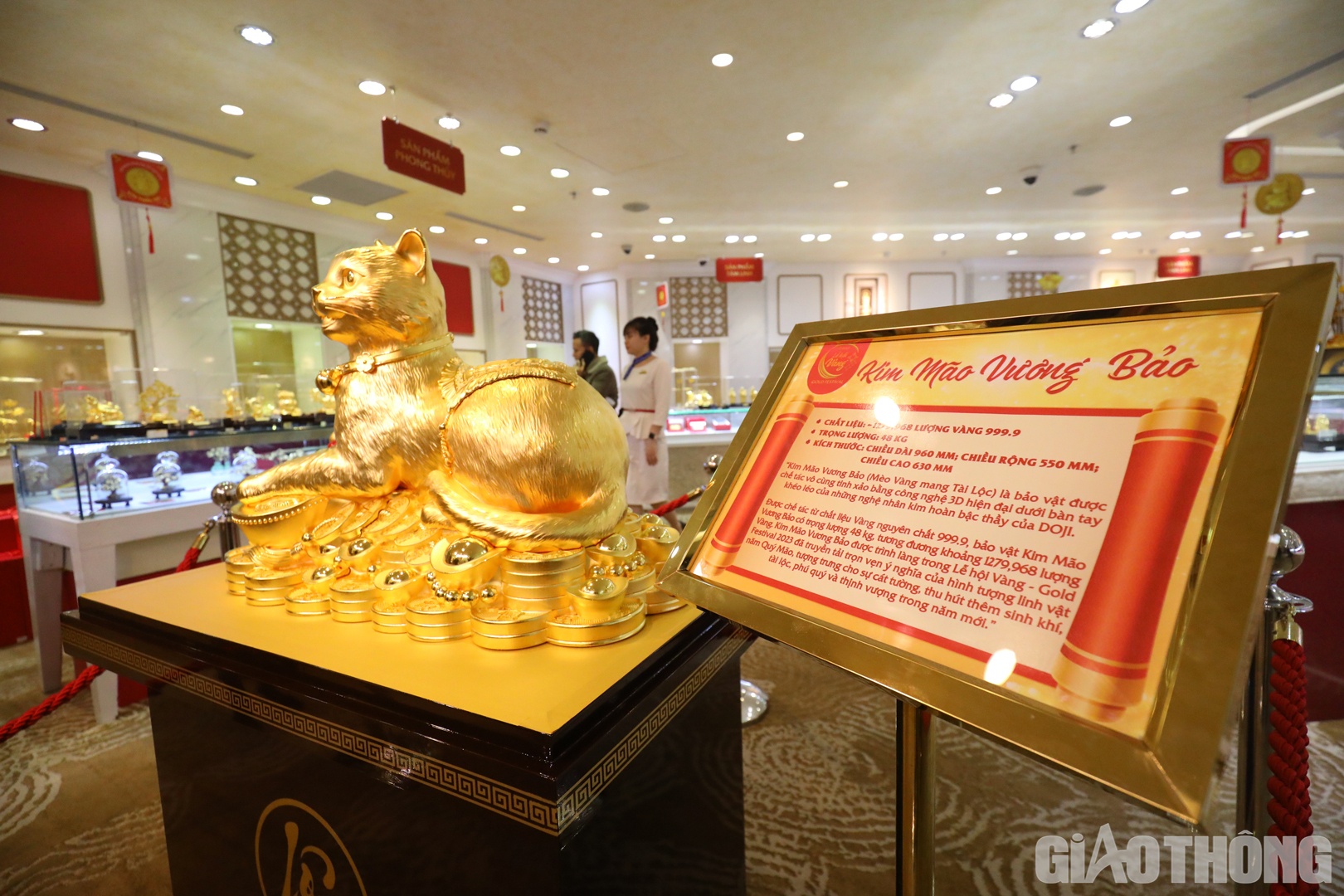 Được chế t&aacute;c từ chất liệu V&agrave;ng nguy&ecirc;n chất 9999, tượng "Kim M&atilde;o Vương Bảo" c&oacute; trọng lượng 48 kg, tương đương 1279,968 lượng v&agrave;ng.