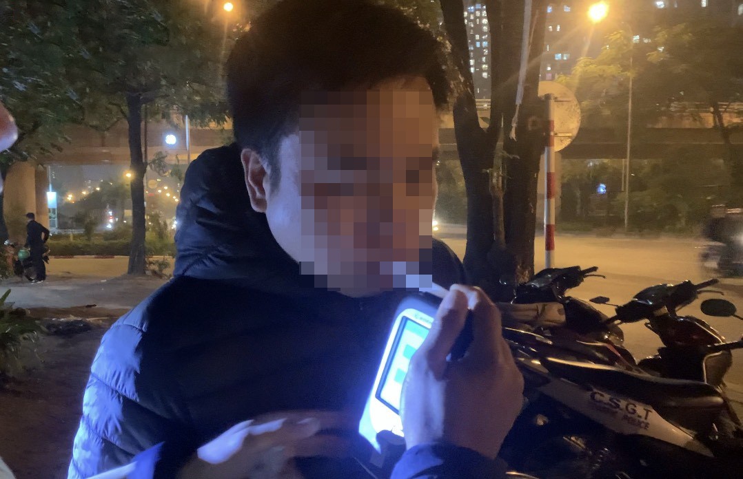 Cụ thể, v&agrave;o l&uacute;c 20h35&rsquo;, Tổ c&ocirc;ng t&aacute;c dừng xe m&aacute;y BKS 18L-1453.XX do t&agrave;i xế Đ.V.Đ. (SN 1989, ở Trực Ninh, Nam Định) cầm l&aacute;i. Kết quả, t&agrave;i xế Đ.V.Đ vi phạm nồng độ cồn mức 0,376 miligam/l&iacute;t kh&iacute; thở.