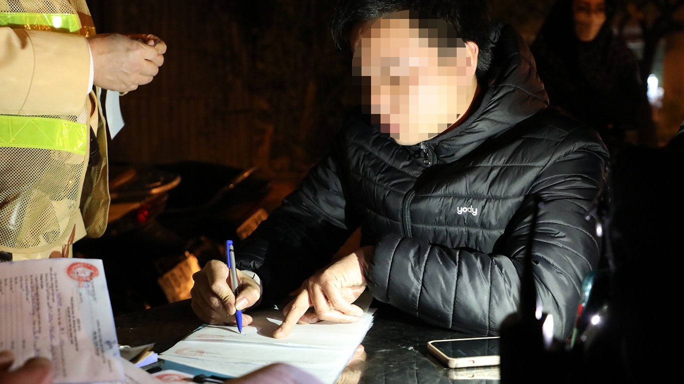 Sau khi được mời để k&yacute; bi&ecirc;n bản vi phạm, t&agrave;i xế Đ.V.Đ kh&ocirc;ng k&yacute; v&agrave; li&ecirc;n tục gọi "cầu cứu". Gần 1 tiếng sau, khi kh&ocirc;ng thể xin bỏ qua xử l&yacute; vi phạm, t&agrave;i xế Đ. đ&agrave;nh phải chấp nhận k&yacute; bi&ecirc;n bản. Với lỗi vi phạm n&agrave;y, t&agrave;i xế Đ. sẽ bị phạt tiền từ 4-5 triệu đồng, tước giấy ph&eacute;p l&aacute;i xe từ 16-18 th&aacute;ng.