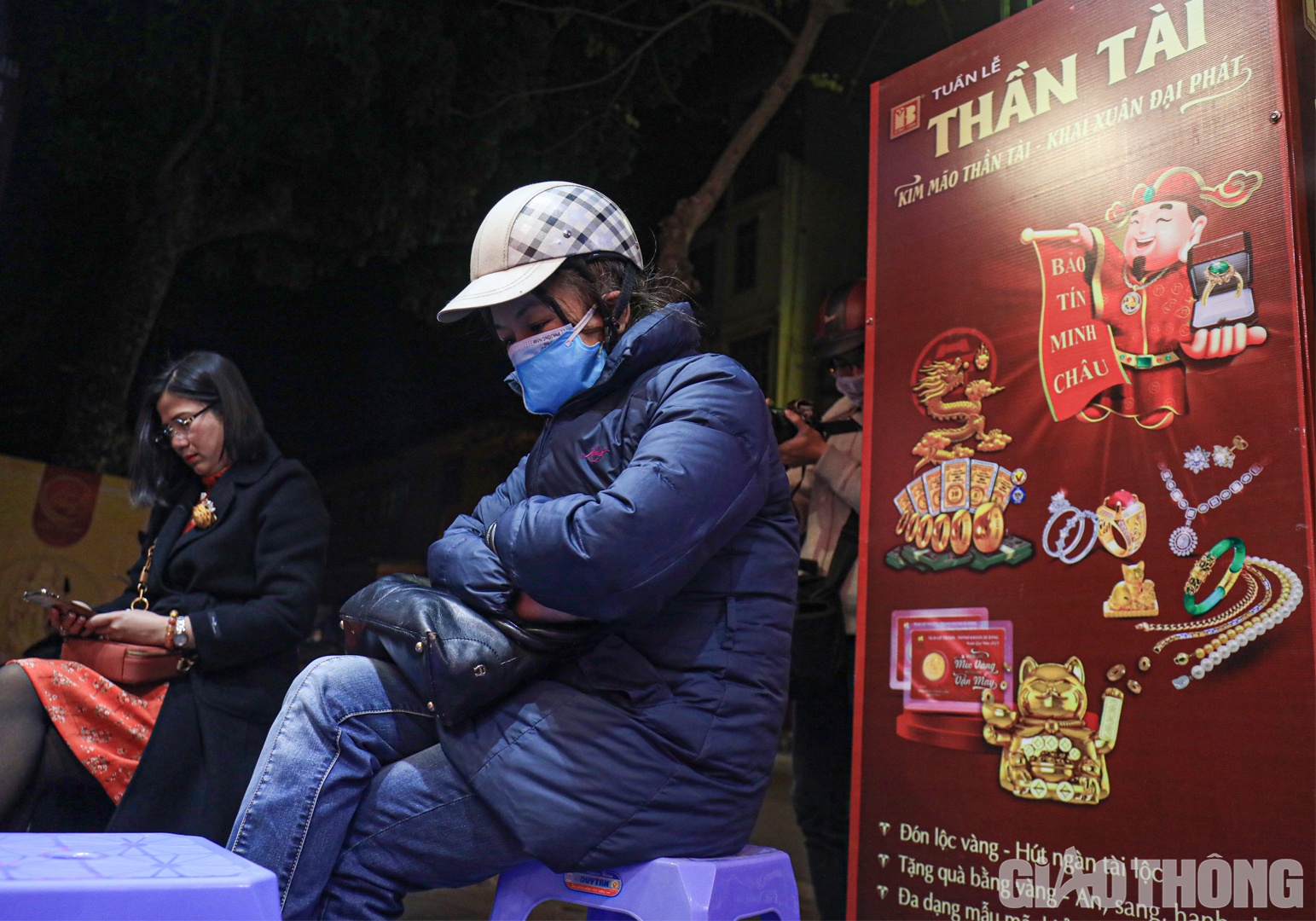 C&ograve;n theo b&agrave; Nhi (quận Hai B&agrave; Trưng) chia sẻ: "H&ocirc;m nay, t&ocirc;i chủ động đi xếp h&agrave;ng mua v&agrave;ng sớm hơn mọi năm để tr&aacute;nh phải cảnh chờ đợi l&acirc;u. Trong ng&agrave;y n&agrave;y, t&ocirc;i chỉ mua một v&agrave;i chỉ lấy may c&ograve;n để t&iacute;ch trữ sẽ mua v&agrave;o dịp kh&aacute;c".