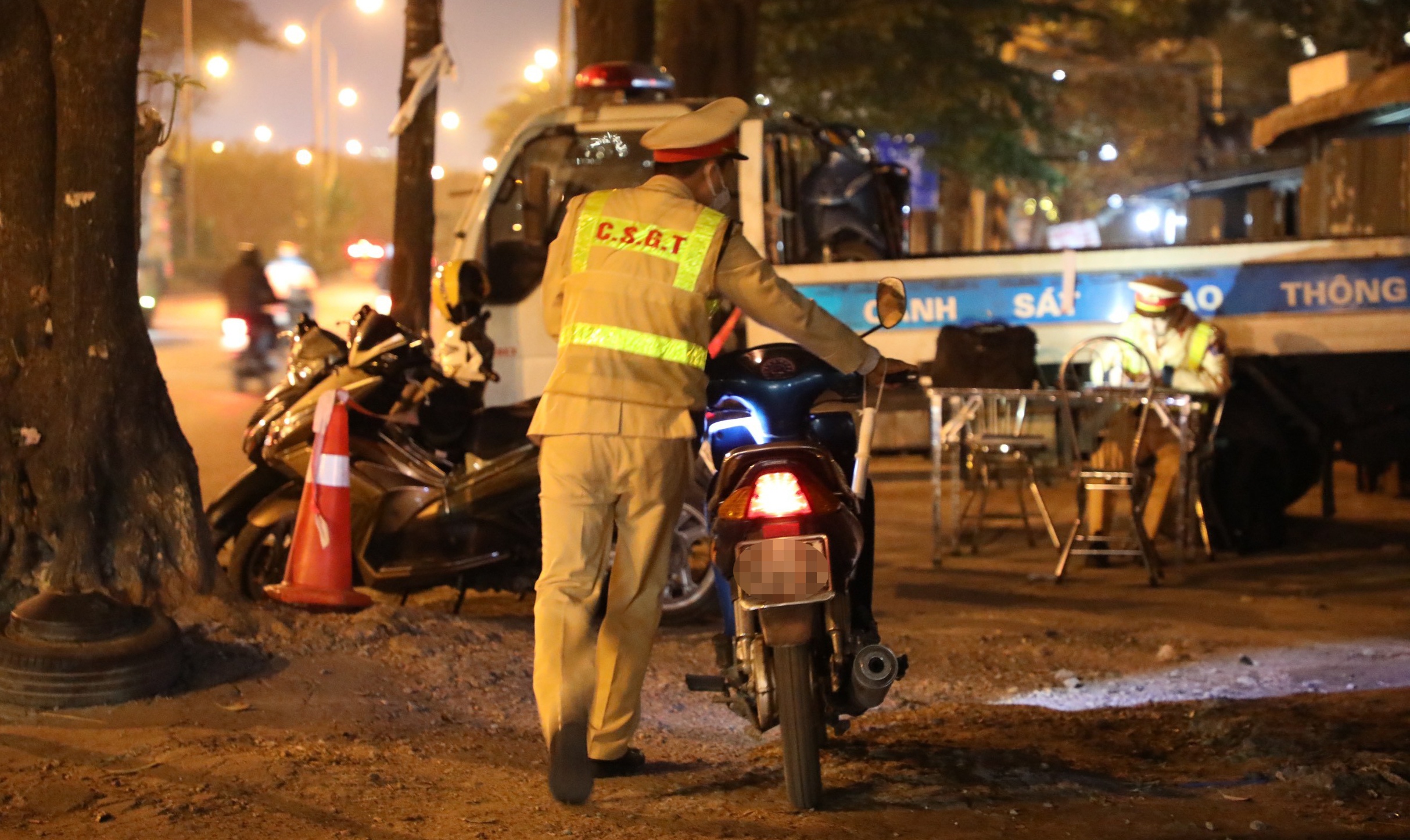 Khoảng 20h55&rsquo;, Tổ c&ocirc;ng t&aacute;c tiếp tục ph&aacute;t hiện xe m&aacute;y BKS 29K6-82.XX do một t&agrave;i xế trung ni&ecirc;n điều khiển c&oacute; biểu hiện say mềm nhưng người n&agrave;y nhất quyết kh&ocirc;ng chịu thổi v&agrave;o m&aacute;y đo nồng độ cồn. Tại thời điểm kiểm tra, t&agrave;i xế n&agrave;y kh&ocirc;ng xuất tr&igrave;nh được giấy ph&eacute;p l&aacute;i xe, đăng k&yacute; xe.