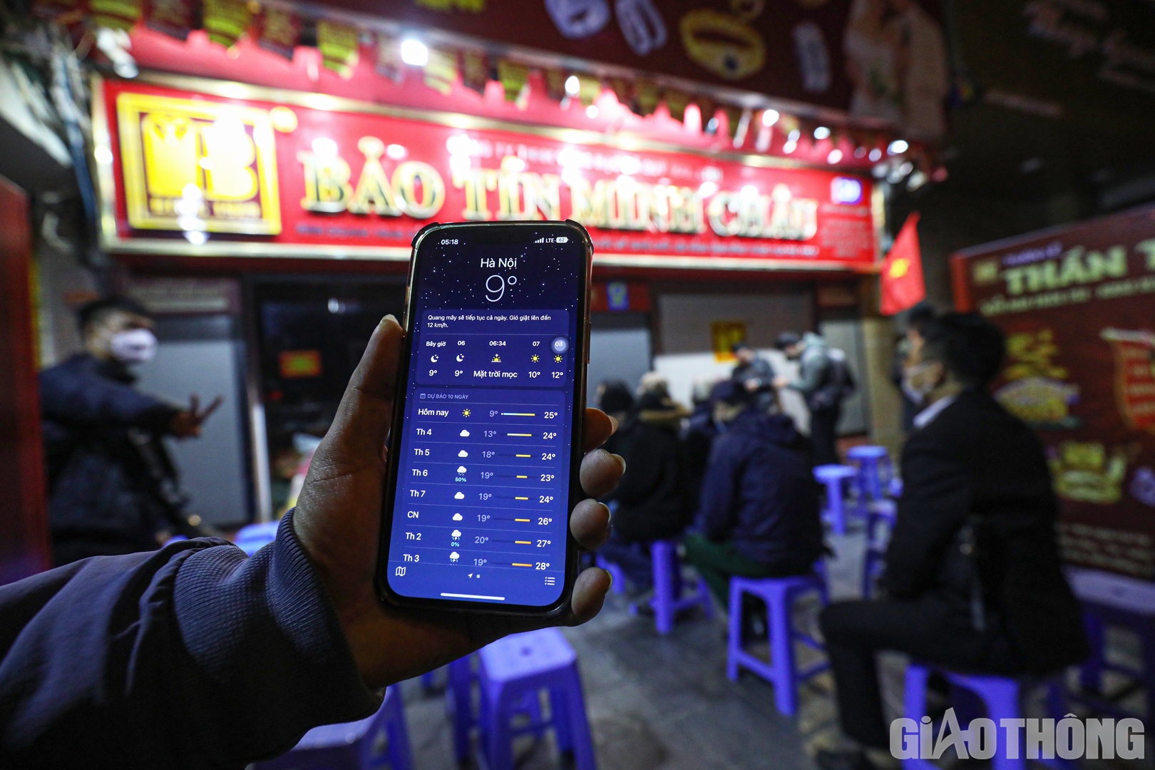 S&aacute;ng sớm ng&agrave;y v&iacute;a Thần t&agrave;i, thời tiết ở H&agrave; Nội r&eacute;t buốt khi nhiệt độ giảm xuống dưới 10 độ C.