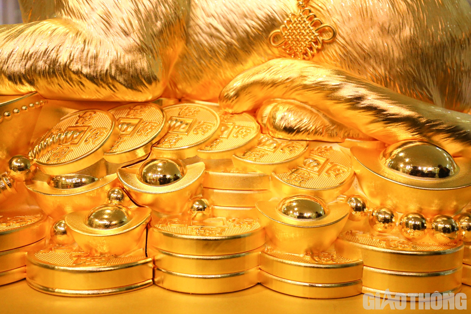 Ch&acirc;n m&egrave;o được đặt tr&ecirc;n tiền v&agrave;ng mang kỳ vọng về ph&aacute;t t&agrave;i, ph&aacute;t lộc, cuộc sống ấm no.