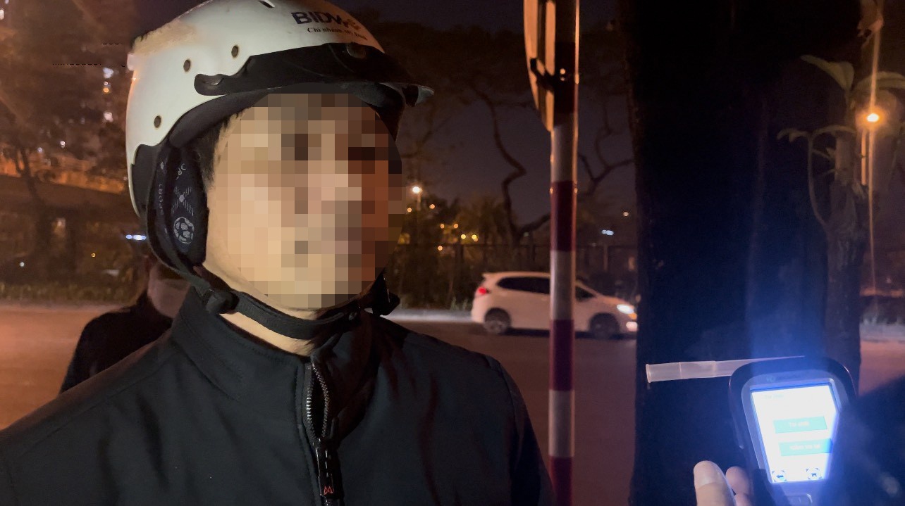 Người đ&agrave;n &ocirc;ng n&agrave;y thừa nhận với CSGT: "Anh uống rất nhiều bia rồi, giờ thổi kiểu g&igrave; cũng bị mức cao nhất n&ecirc;n anh kh&ocirc;ng thổi".