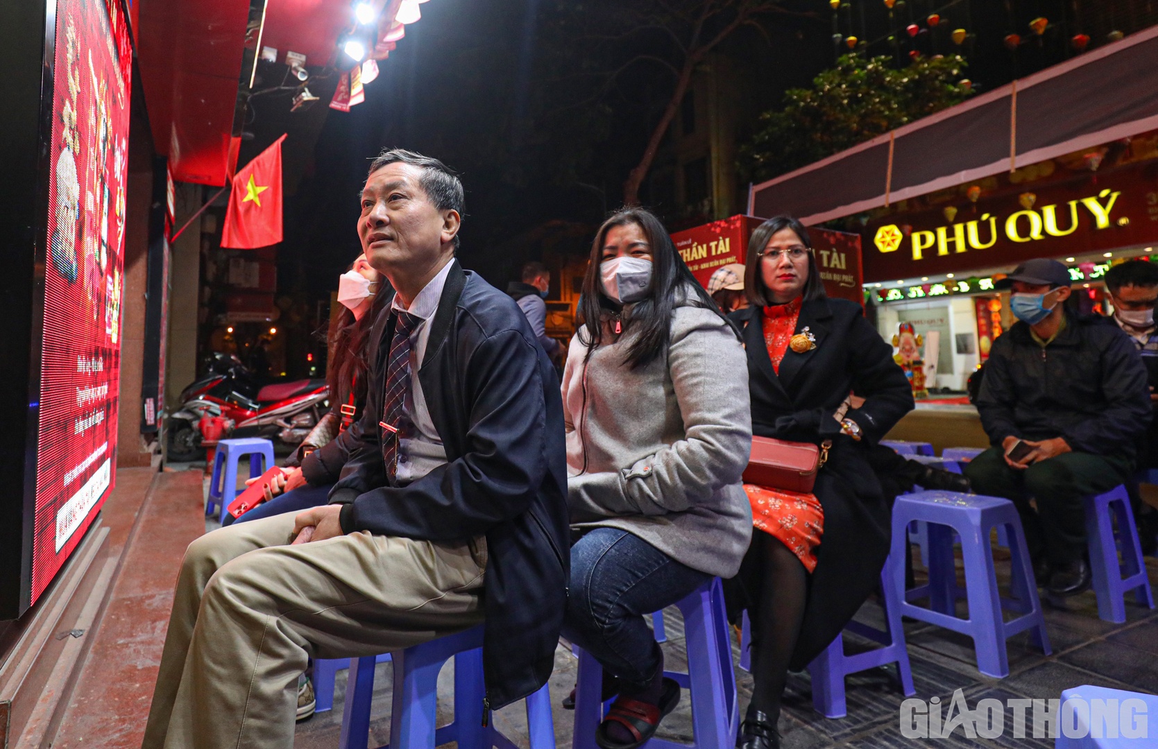 Như mọi năm, &ocirc;ng T&ocirc; Ho&agrave; B&igrave;nh (68 tuổi, tr&uacute; tại quận Đống Đa) vẫn l&agrave; vị kh&aacute;ch đầu ti&ecirc;n c&oacute; mặt tại cửa h&agrave;ng của Bảo T&iacute;n Minh Ch&acirc;u. Theo &ocirc;ng B&igrave;nh, d&ugrave; nh&agrave; kh&ocirc;ng l&agrave;m kinh doanh nhưng mua được v&agrave;ng trong ng&agrave;y v&iacute;a Thần T&agrave;i sẽ đem lại nhiều may mắn trong năm mới.