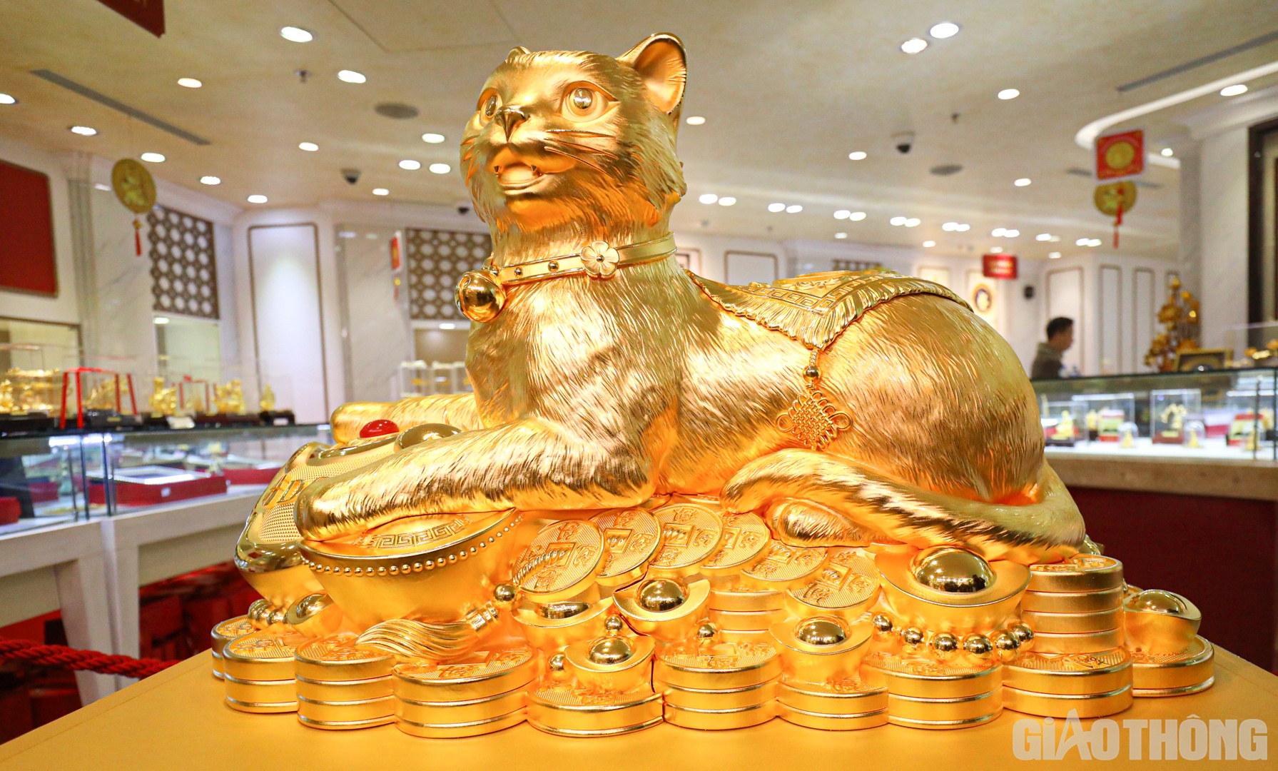 T&aacute;c phẩm được chế t&aacute;c v&ocirc; c&ugrave;ng tinh xảo bằng c&ocirc;ng nghệ 3D hiện đại dưới b&agrave;n tay của những nghệ nh&acirc;n kim ho&agrave;n.