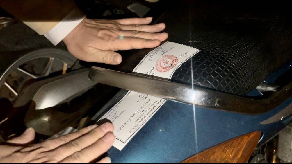 Người đ&agrave;n &ocirc;ng n&agrave;y kh&ocirc;ng chấp h&agrave;nh đo nồng độ cồn, tự &yacute; bỏ đi d&ugrave; lực lượng chức năng nhiều lần y&ecirc;u cầu hợp t&aacute;c. Đối với những trường hợp kh&ocirc;ng chấp h&agrave;nh kiểm tra nồng độ cồn, CSGT sẽ lập bi&ecirc;n bản xử phạt ở mức cao nhất, ni&ecirc;m phong, tạm giữ phương tiện.