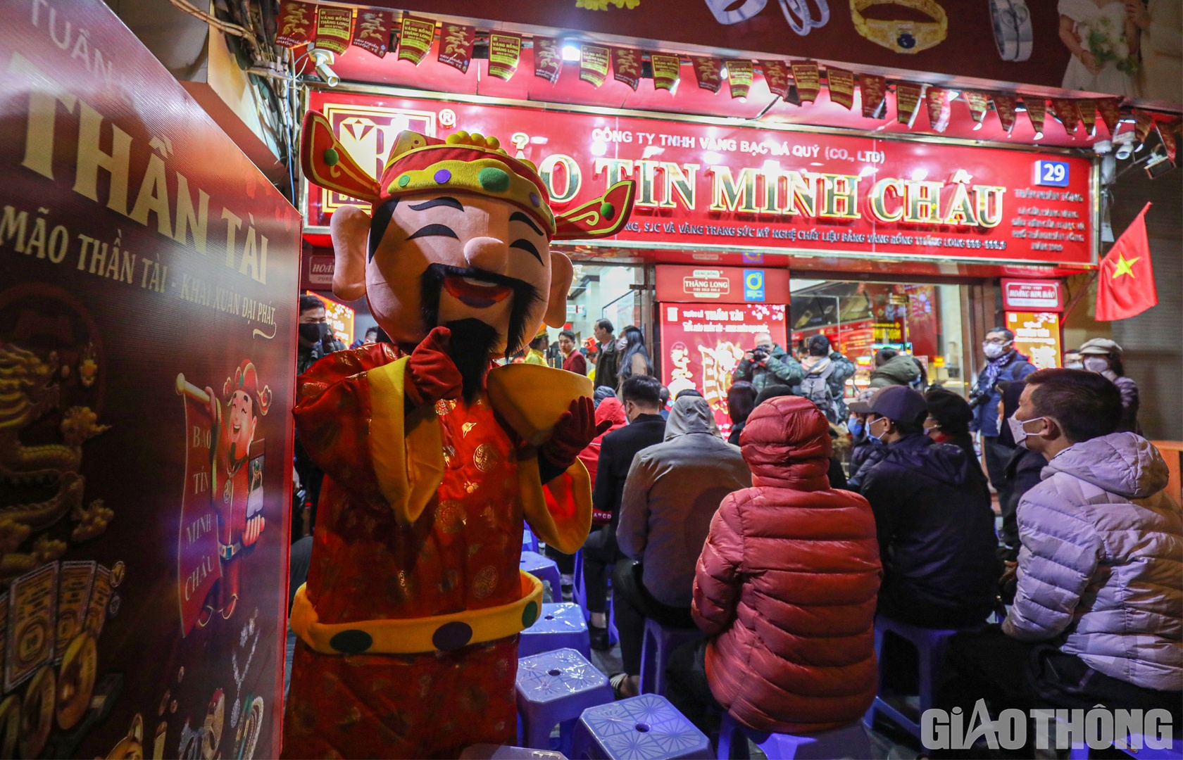 C&aacute;c nh&acirc;n vi&ecirc;n cửa h&agrave;ng v&agrave;ng cũng đến sớm hơn thường ng&agrave;y để l&agrave;m c&ocirc;ng t&aacute;c chuẩn bị, đồng thời mặc trang phục Thần T&agrave;i nhằm thu h&uacute;t người đi đường.