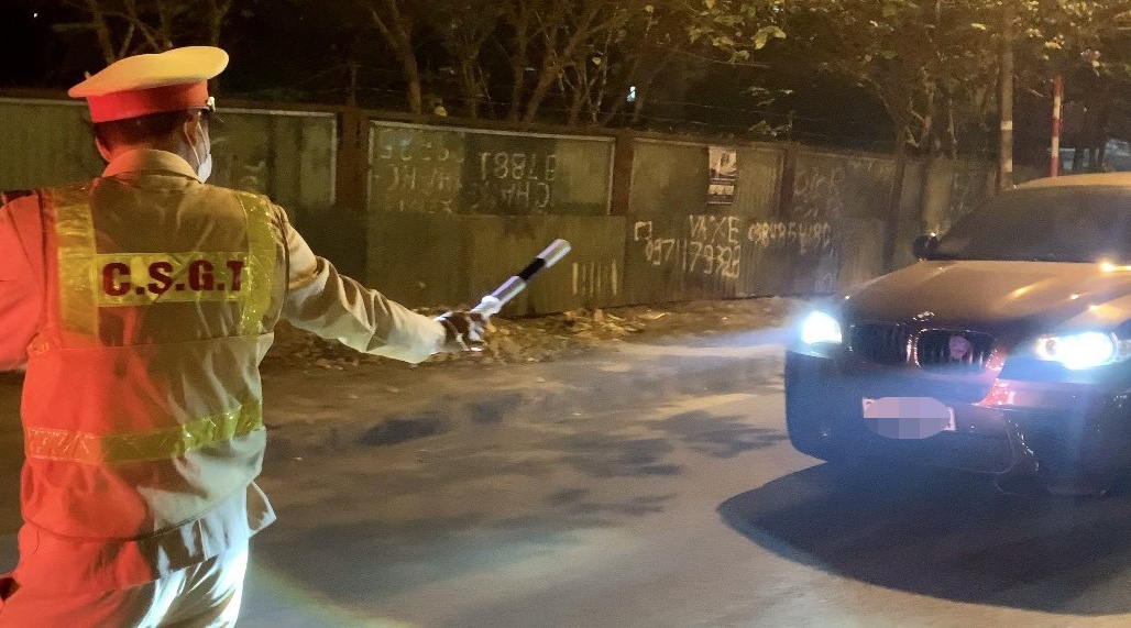 Tiếp đến, l&uacute;c 22h15 c&ugrave;ng ng&agrave;y, Tổ c&ocirc;ng t&aacute;c ph&aacute;t hiện chiếc xe &ocirc; t&ocirc; sang nh&atilde;n hiệu BMW, mang BKS 30E-635.XX do t&agrave;i xế P.T.T (SN 1976, ở Cầu Giấy, H&agrave; Nội) điều khiển c&oacute; dấu hiệu nghi vấn. Xuống xe, t&agrave;i xế T. thừa nhận ngay "c&oacute; uống ch&uacute;t rượu c&ugrave;ng anh em".