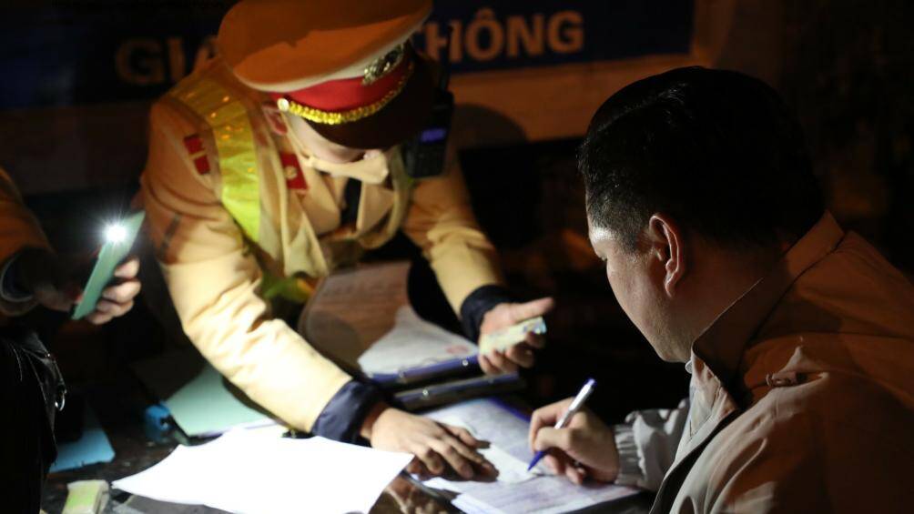 Qua kiểm tra nồng độ x&aacute;c định t&agrave;i xế T. c&oacute; mức cồn 0,310 mg/l kh&iacute; thở. Với mức vi phạm n&agrave;y, t&agrave;i xế T. sẽ bị phạt tiền từ 16-18 triệu đồng, tước giấy ph&eacute;p l&aacute;i xe từ 10-12 th&aacute;ng.