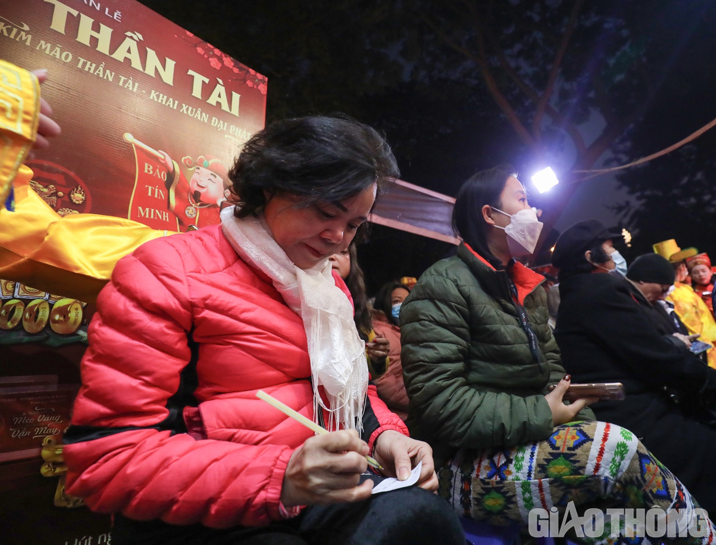 Người d&acirc;n được ph&aacute;t phiếu điền th&ocirc;ng tin v&agrave; số lượng v&agrave;ng cần mua.