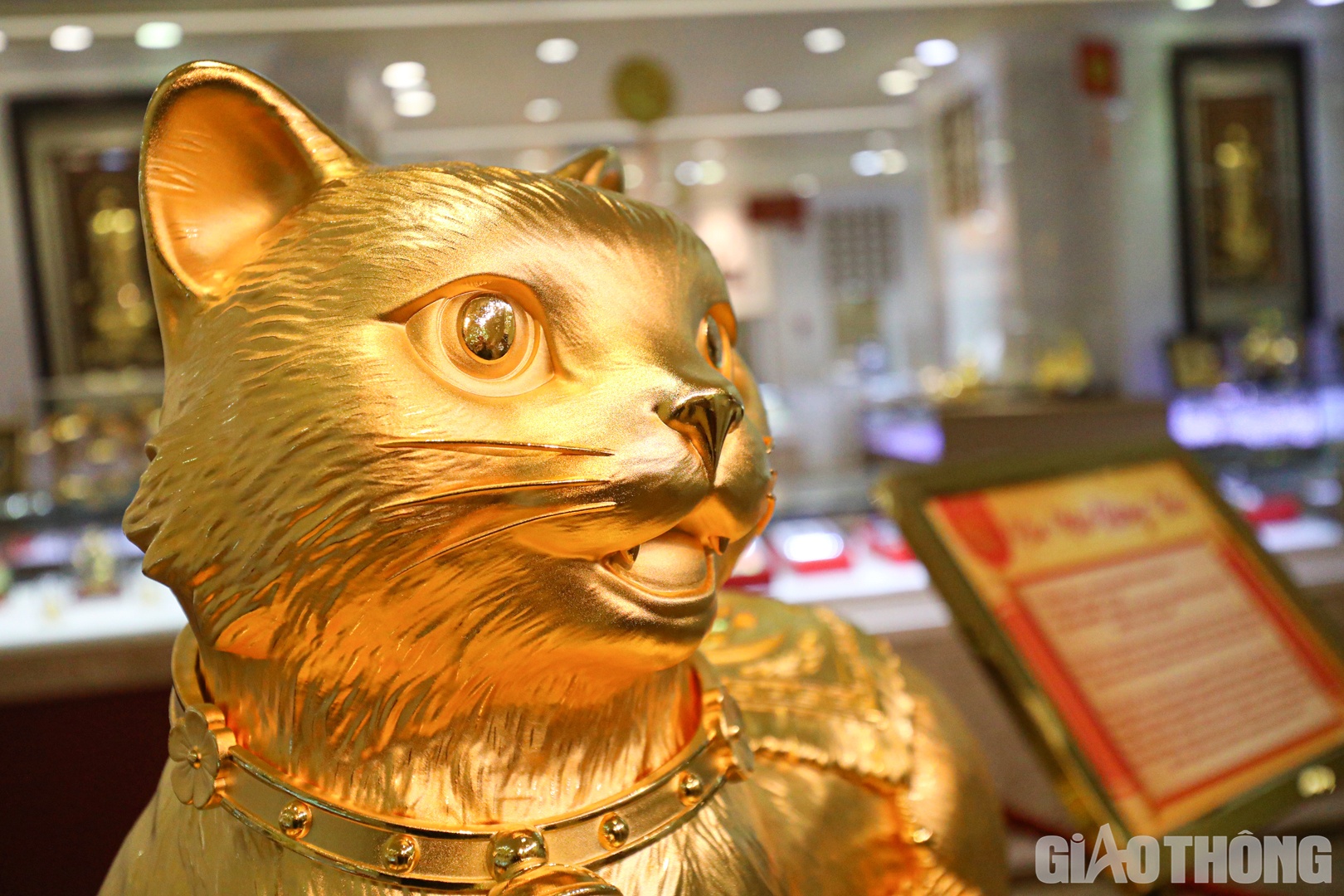 M&egrave;o v&agrave;ng mang t&agrave;i lộc tượng trưng cho sự c&aacute;t tường, thu h&uacute;t th&ecirc;m sinh kh&iacute;, ph&uacute; qu&yacute; v&agrave; thịnh vượng trong năm mới Qu&yacute; M&atilde;o.