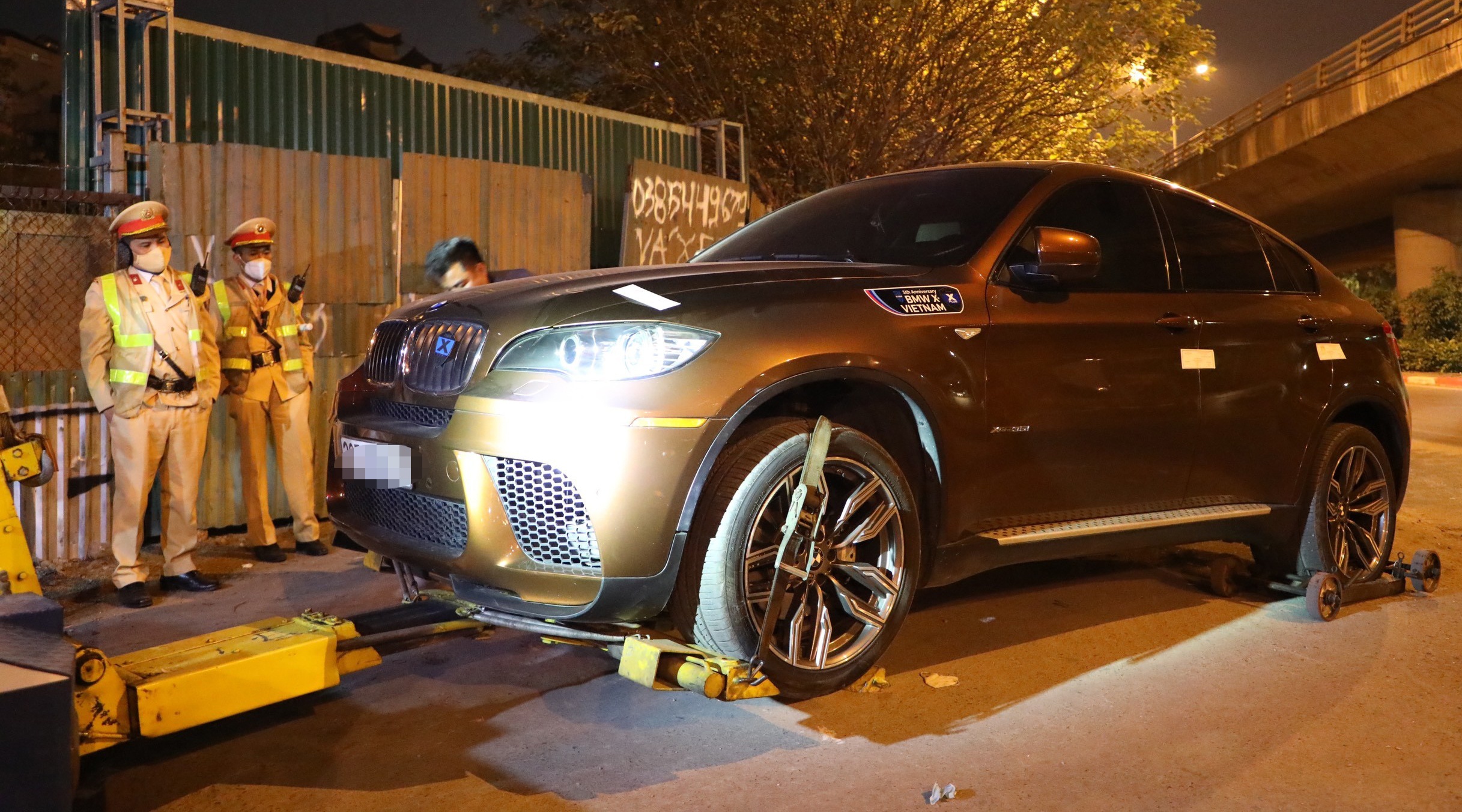 Kh&ocirc;ng những vậy, chiếc xe sang BMW do anh T. cầm l&aacute;i sẽ bị tạm giữ.