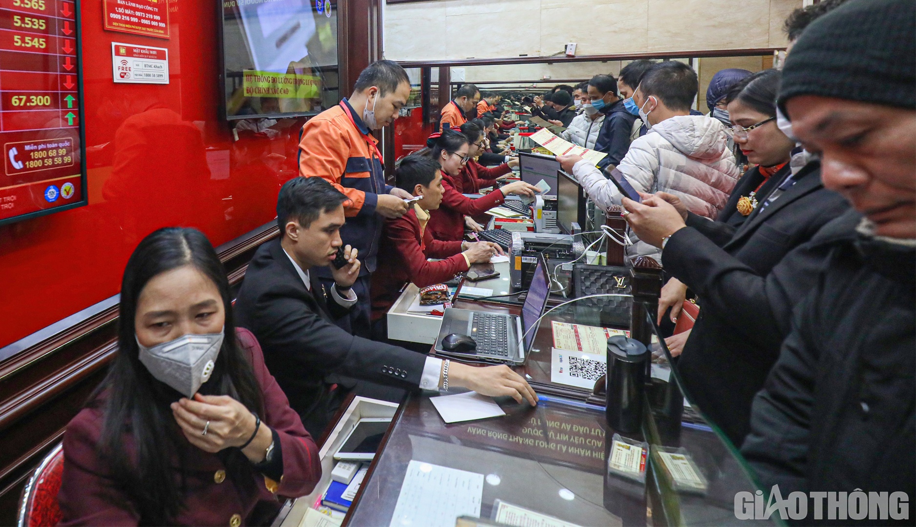 Đ&uacute;ng 6h30', những vị kh&aacute;ch đầu ti&ecirc;n đ&atilde; "mở h&agrave;ng" cho Bảo T&iacute;n Minh Ch&acirc;u trong ng&agrave;y v&iacute;a Thần T&agrave;i.